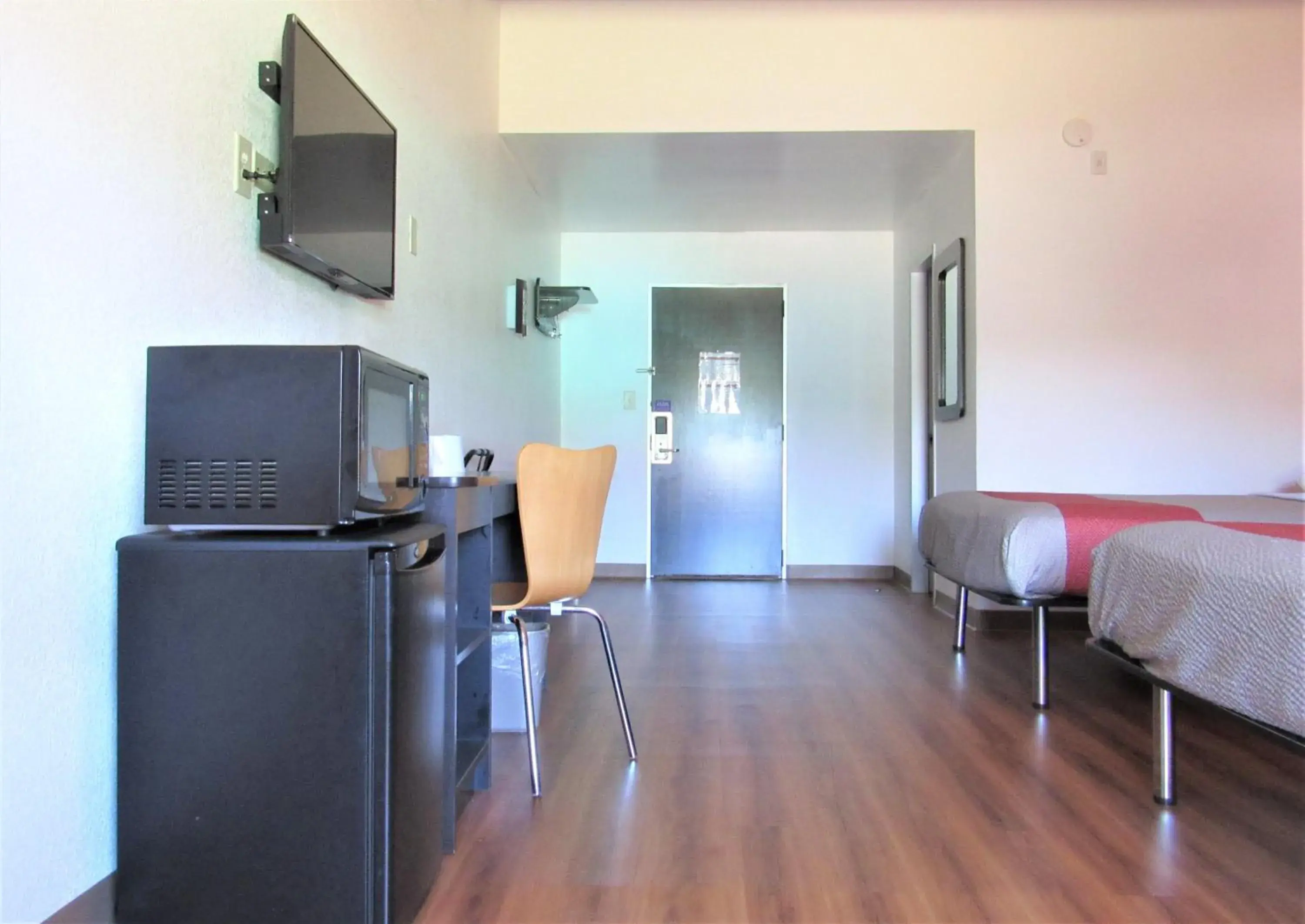 Queen Room with Two Queen Beds - Non-Smoking in Motel 6-White, GA - Cartersville Queen Room with Two Queen Beds - Non-Smoking in Motel 6-White, GA - Cartersville