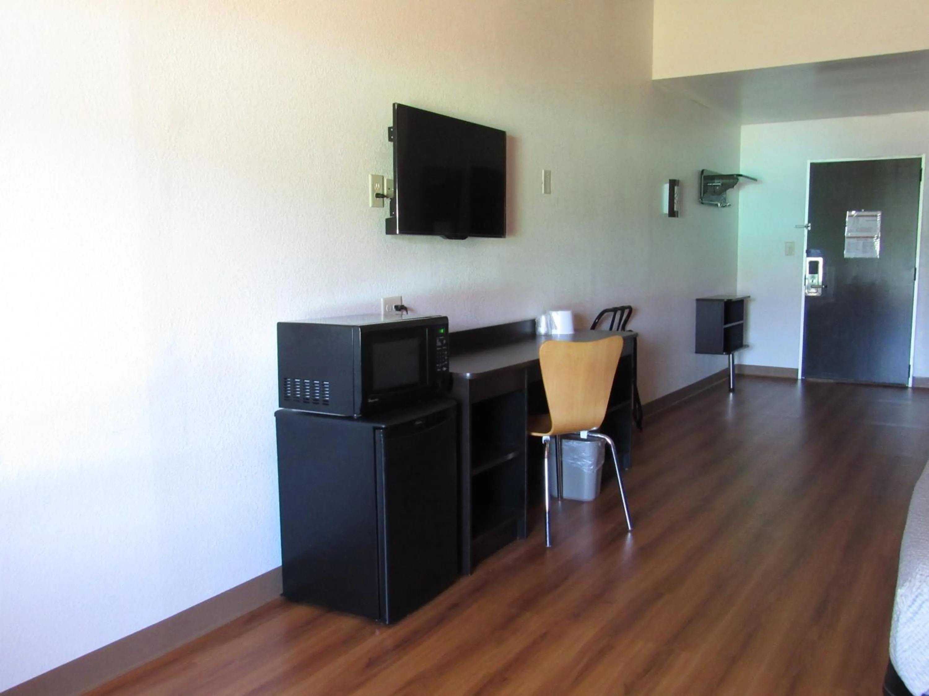 TV and multimedia in Motel 6-White, GA - Cartersville