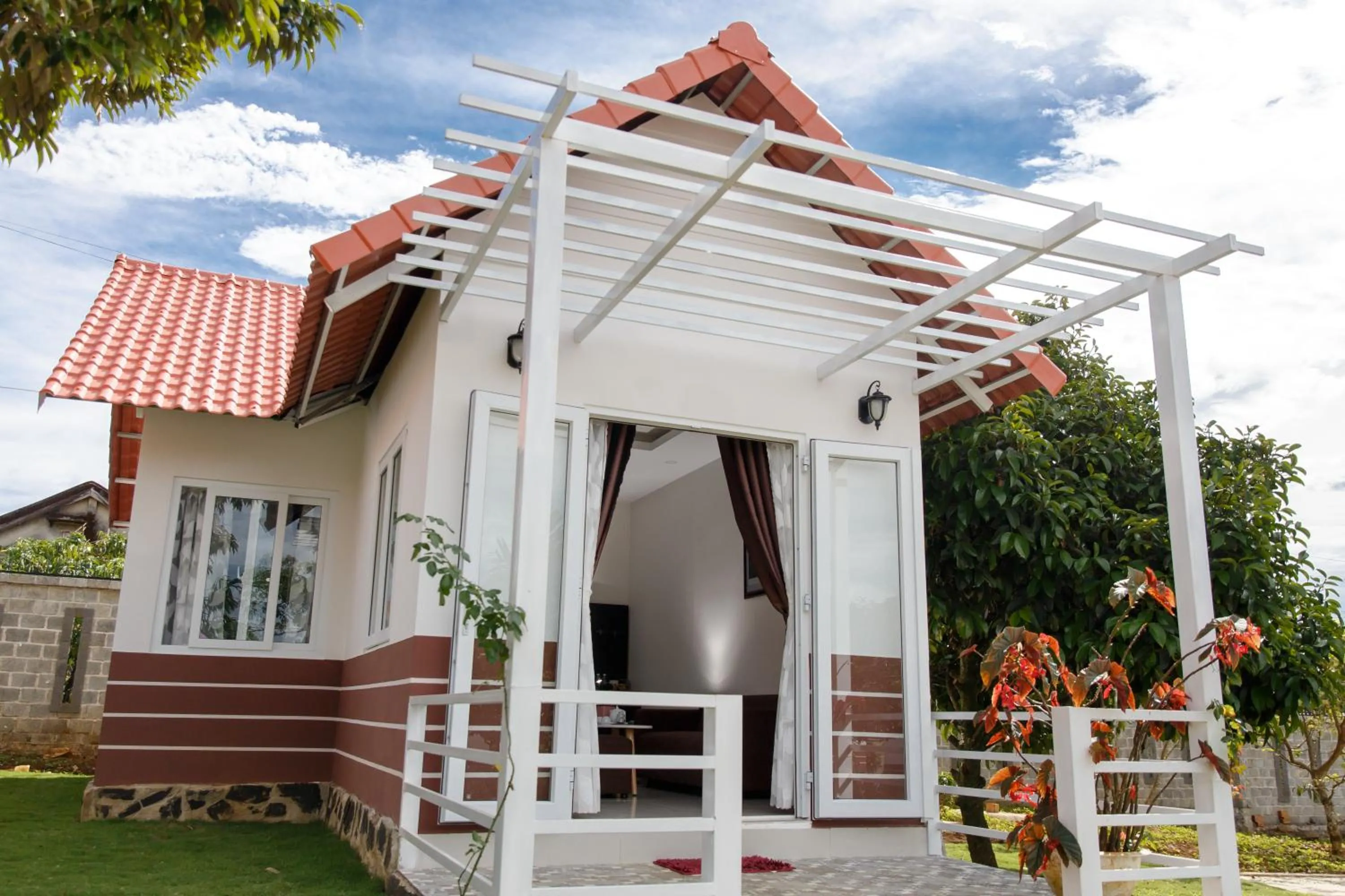 Property building in Hoang Dinh Homestay