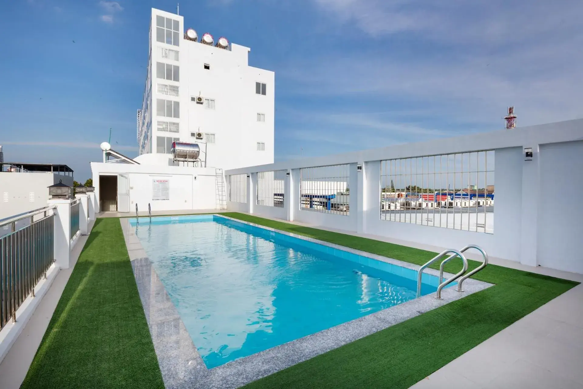 Swimming pool in Phuc Ngoc Hotel Swimming pool in Phuc Ngoc Hotel