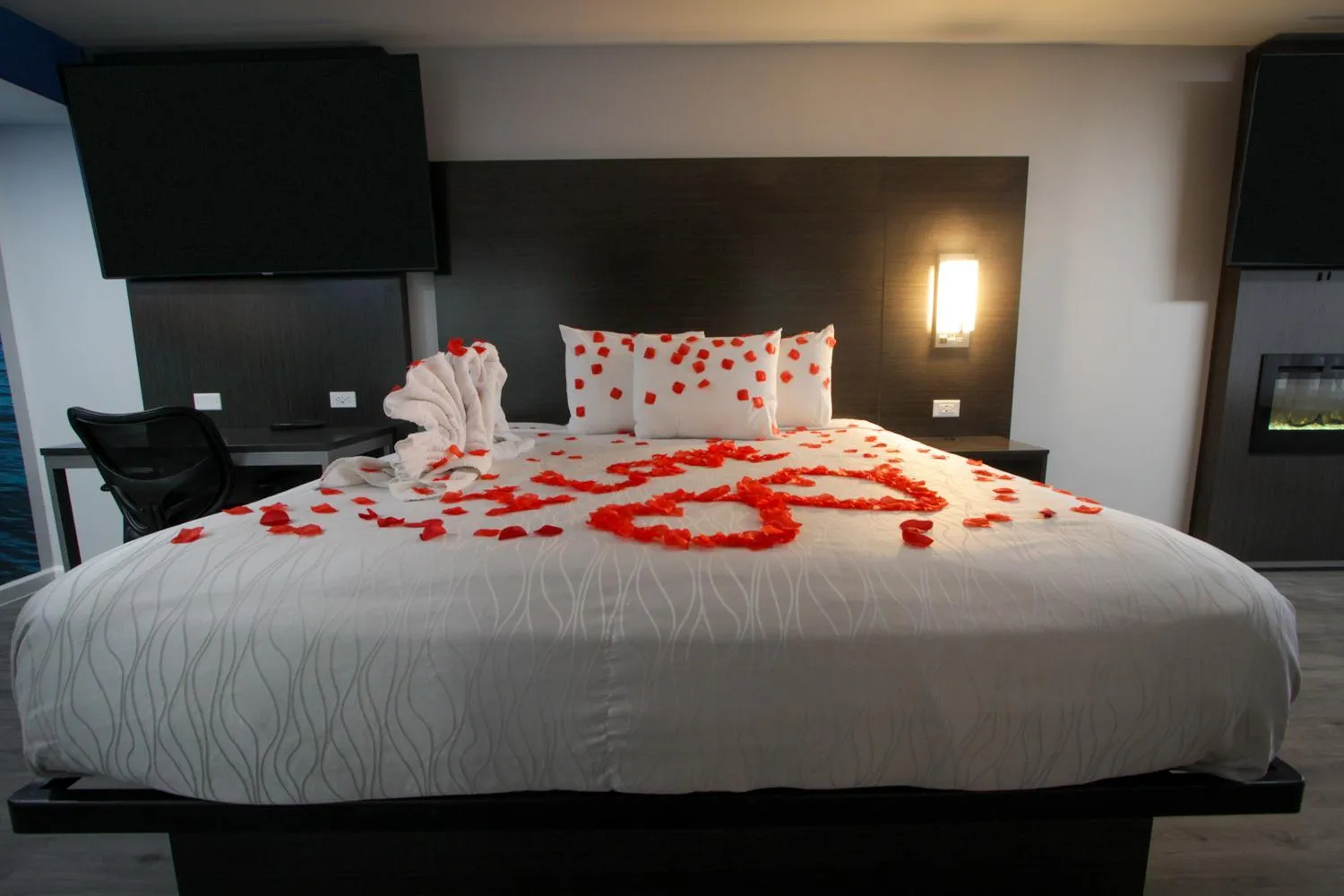 Bed in Envi Boutique Hotel Henderson-Evansville South