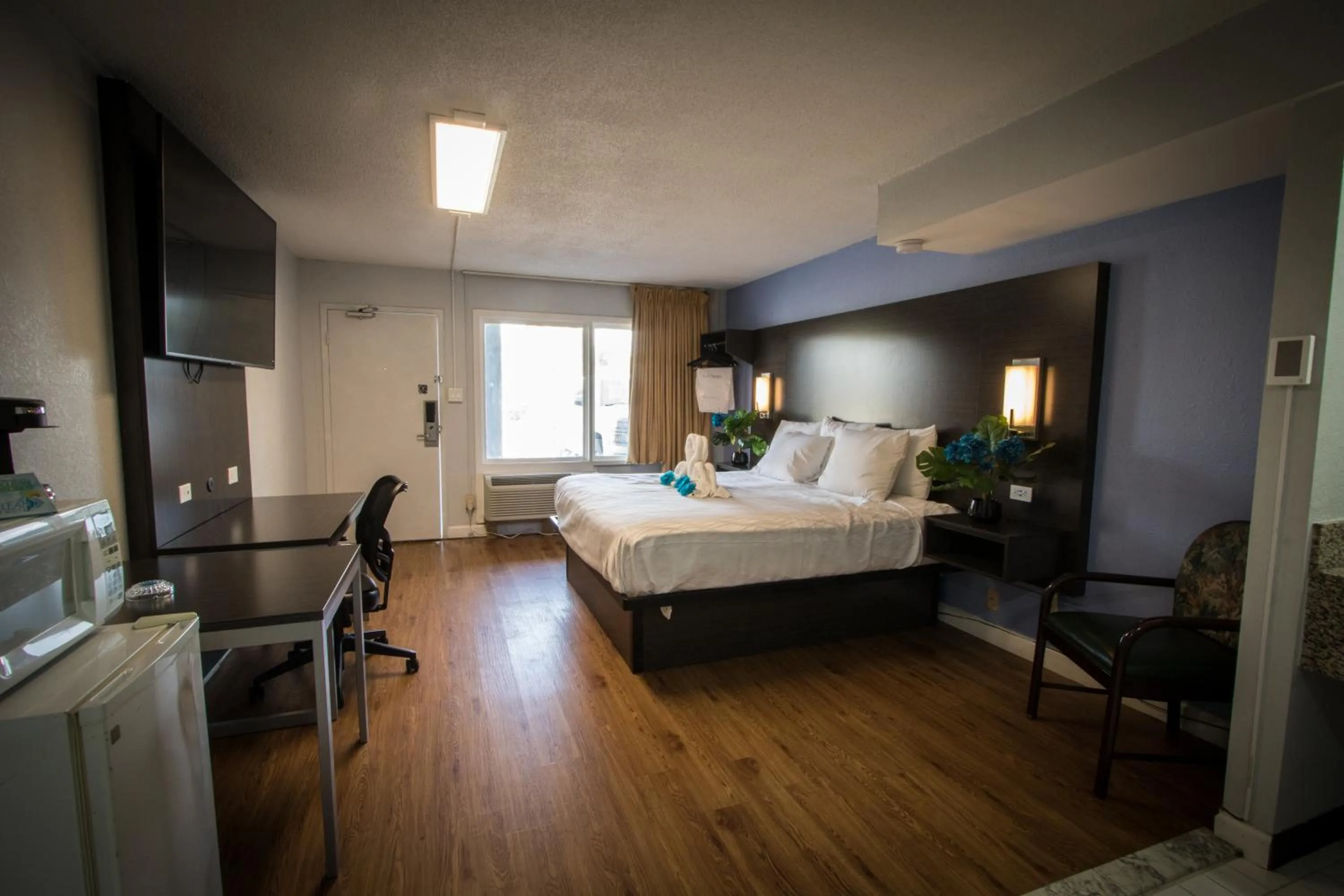 Bed in Envi Boutique Hotel Henderson-Evansville South