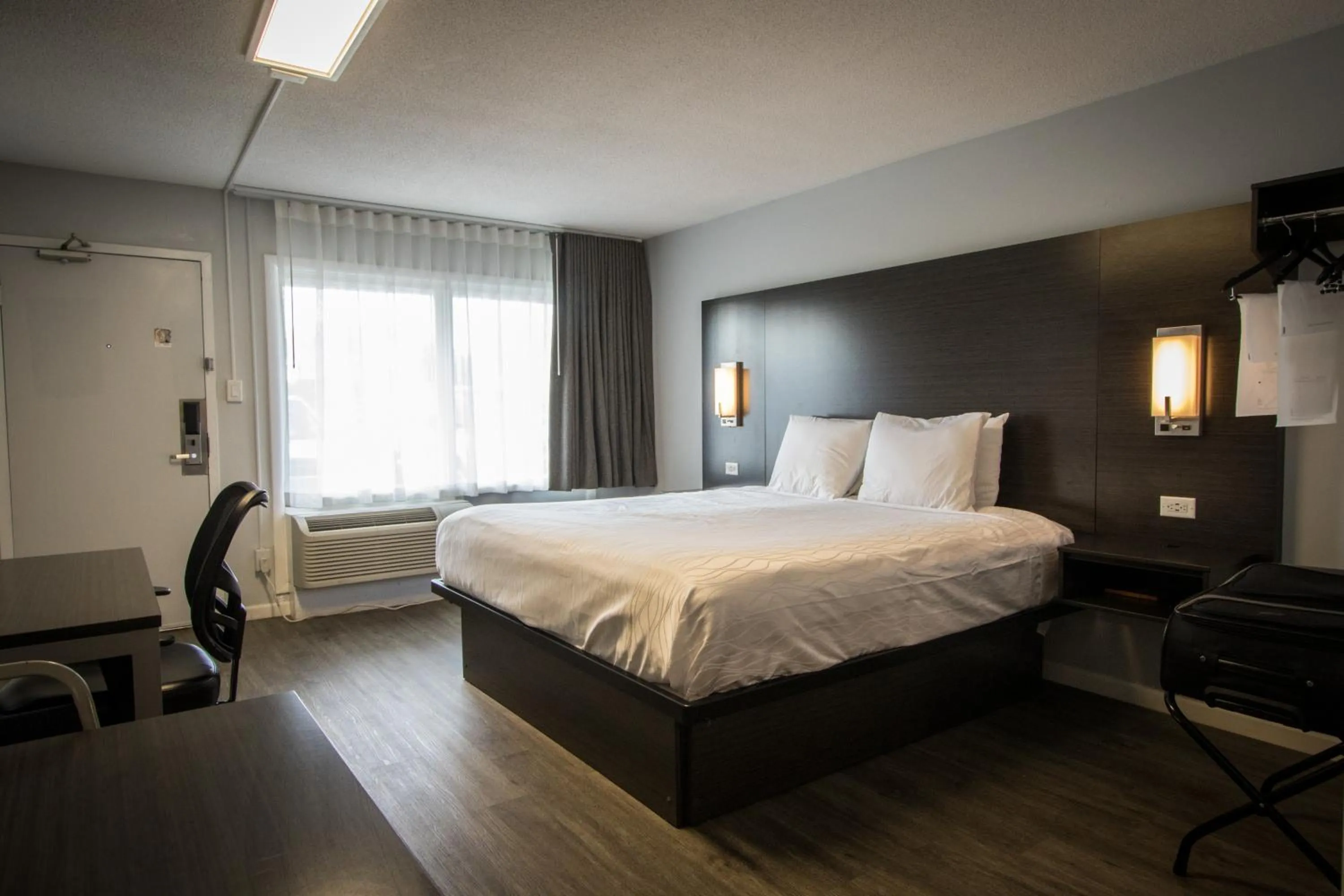 Bed in Envi Boutique Hotel Henderson-Evansville South