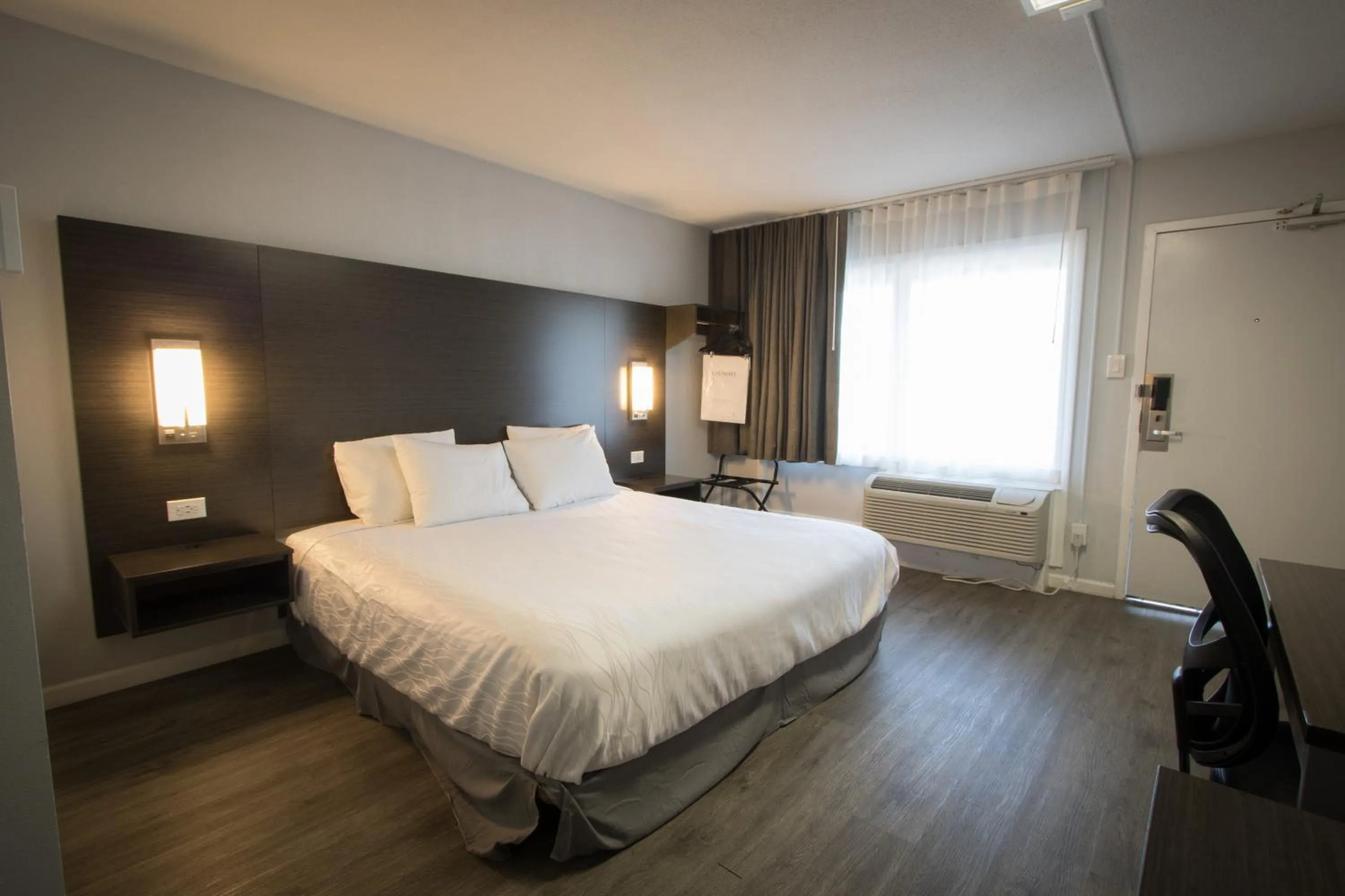 Bed in Envi Boutique Hotel Henderson-Evansville South