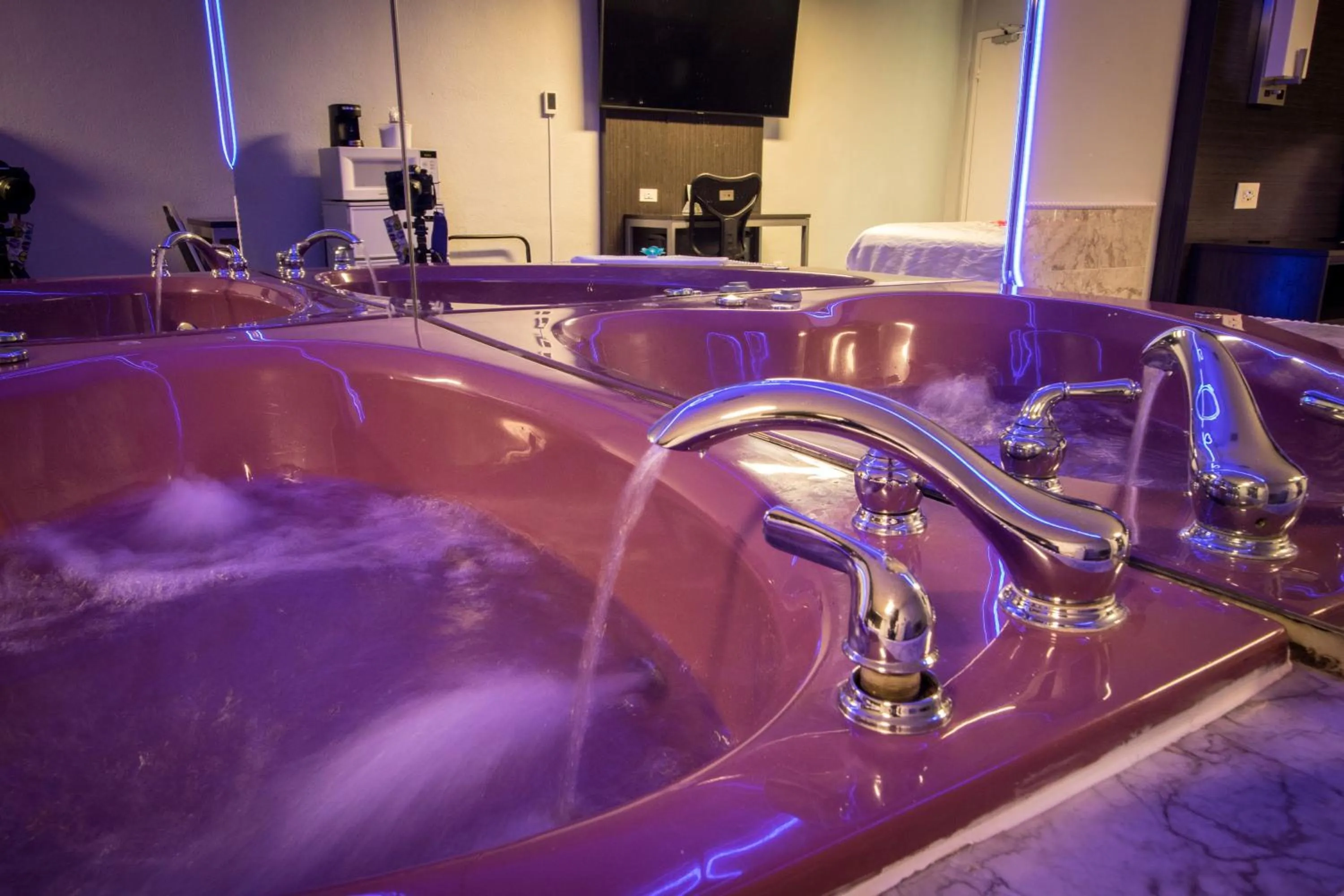 Hot Tub in Envi Boutique Hotel Henderson-Evansville South