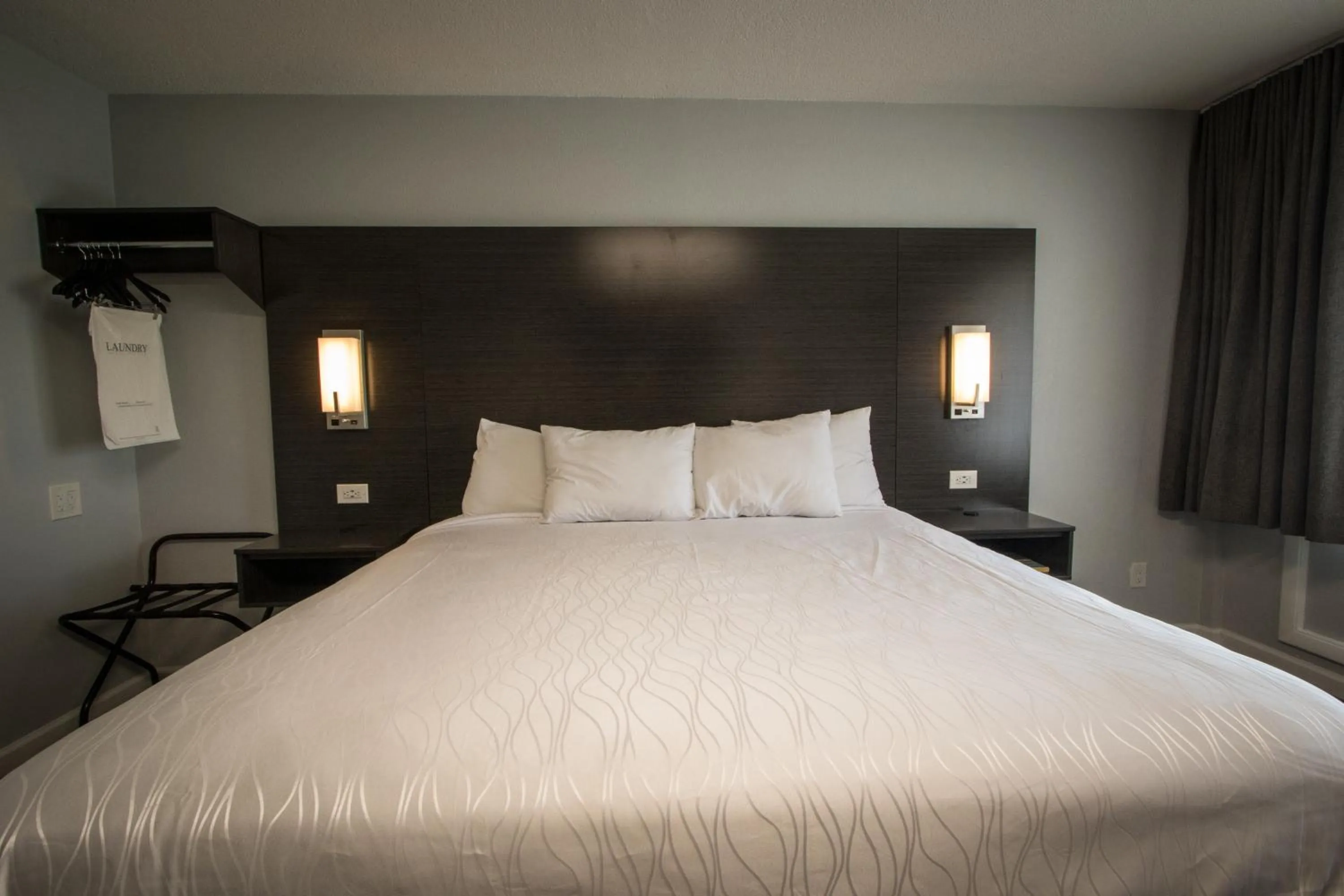 Bed in Envi Boutique Hotel Henderson-Evansville South