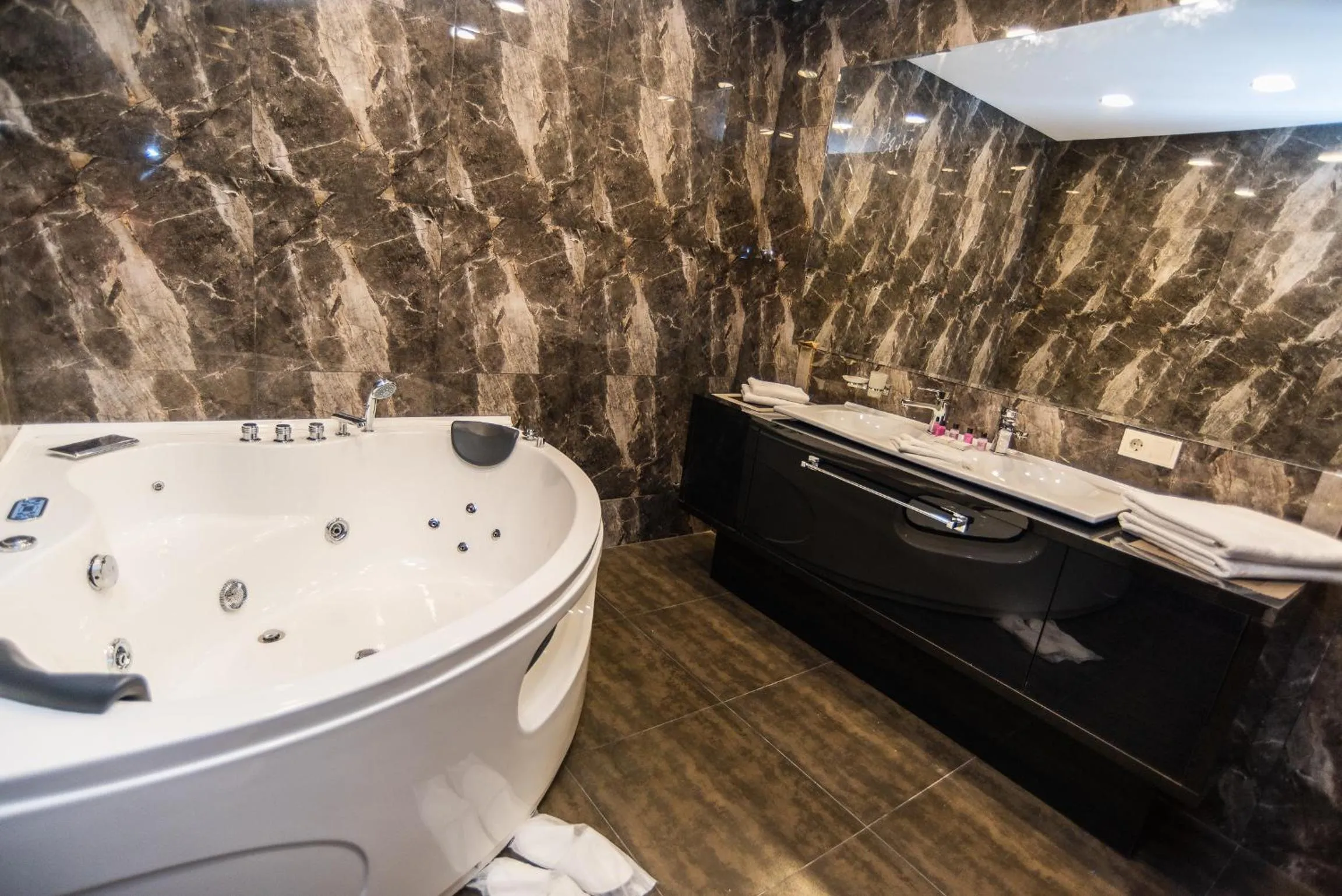 Hot Tub in Gallery Art Hotel