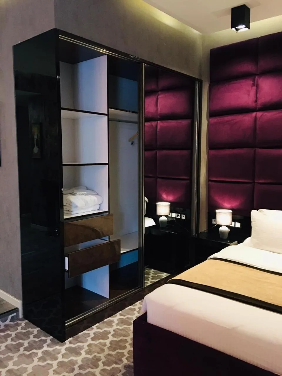 Bed in Gallery Art Hotel