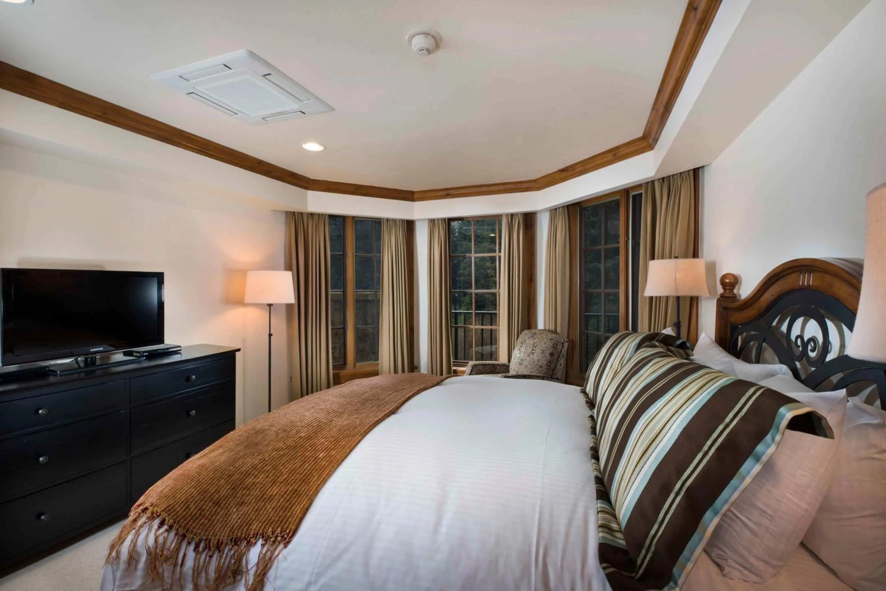 Bedroom, Bed in Gravity Haus Vail