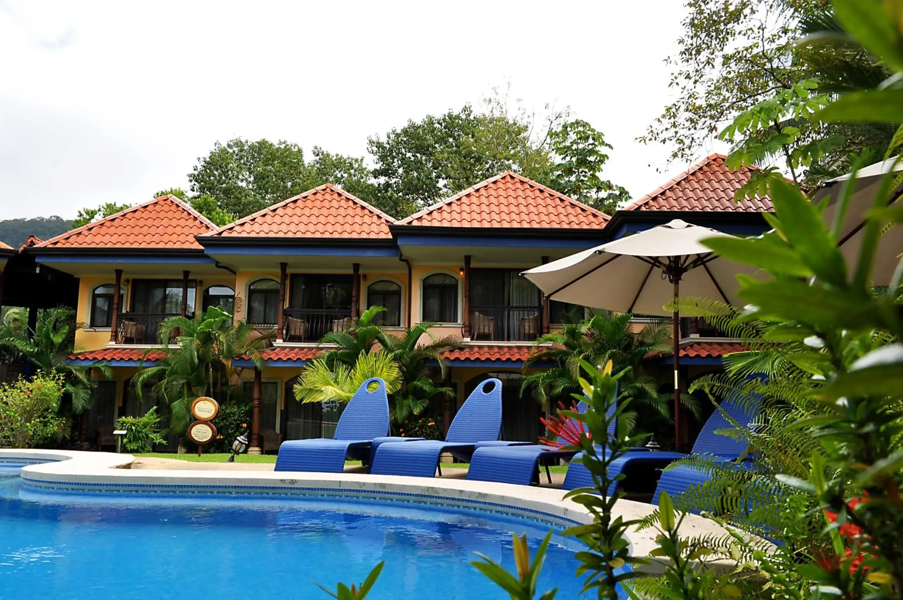 Facade/entrance in Hotel Cuna del Angel Facade/entrance in Hotel Cuna del Angel