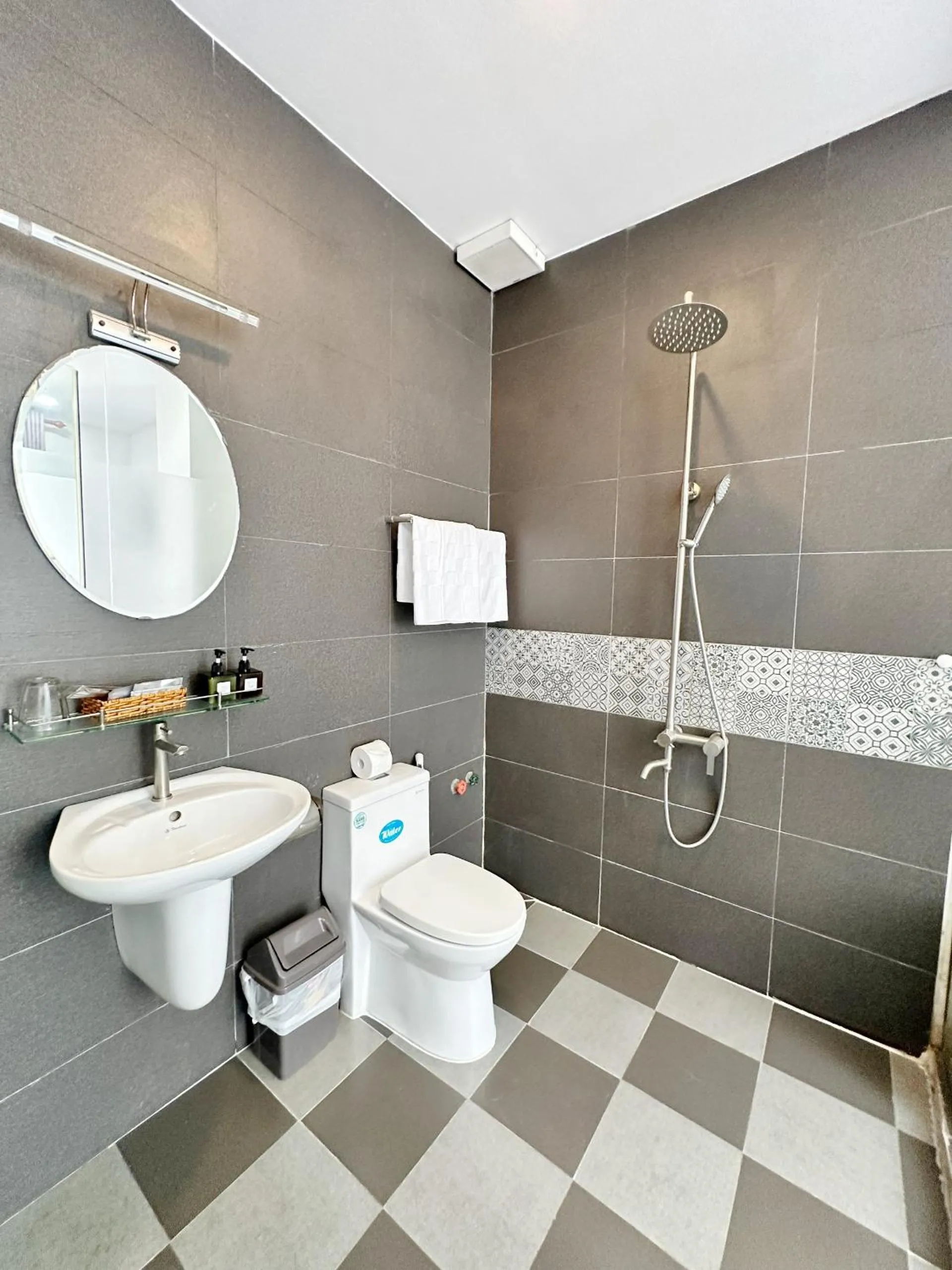 Shower in K&T Hotel - Sân Bay Tân Sơn Nhất