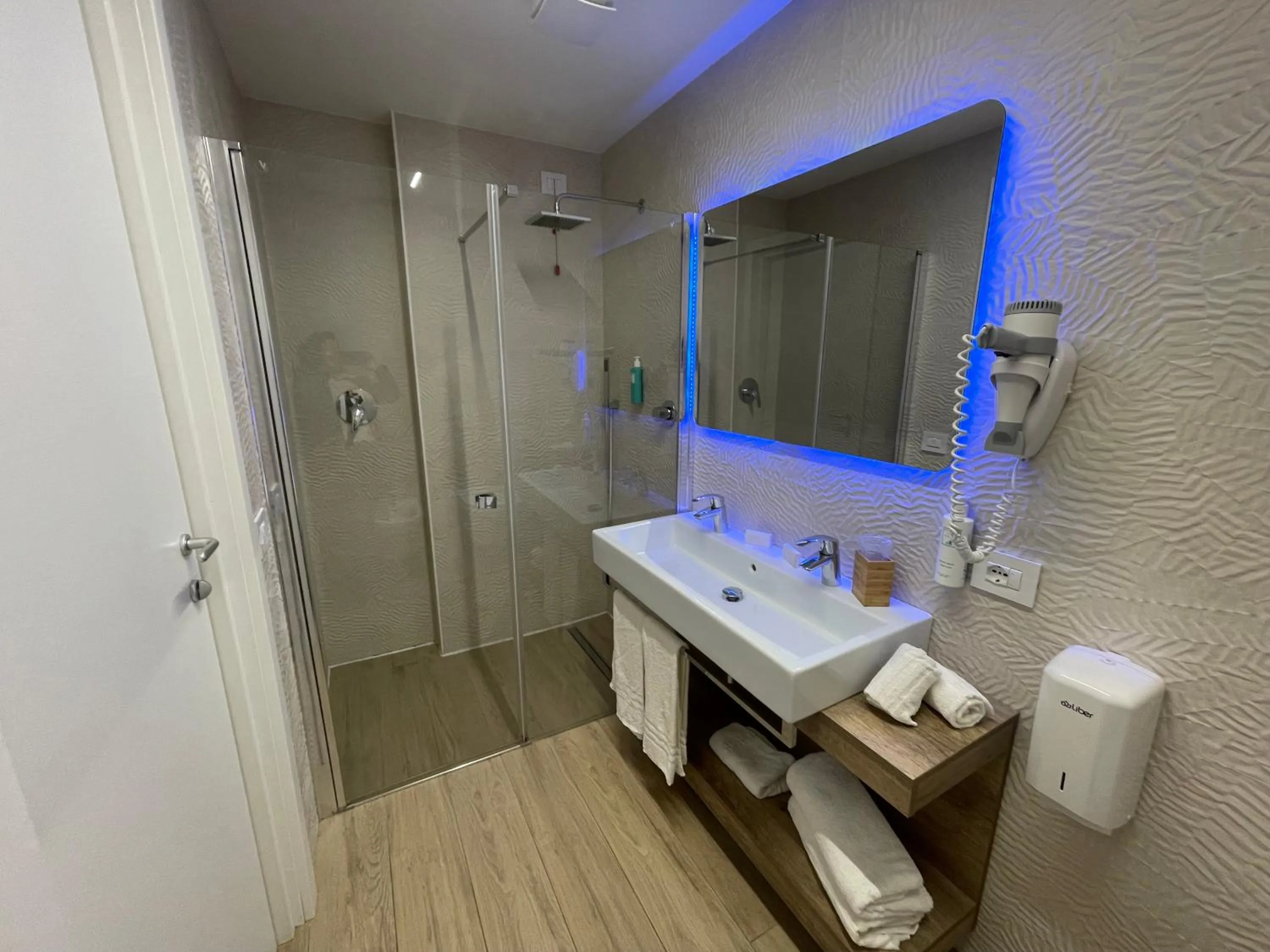 Bathroom in Suite du Parc & Hotel