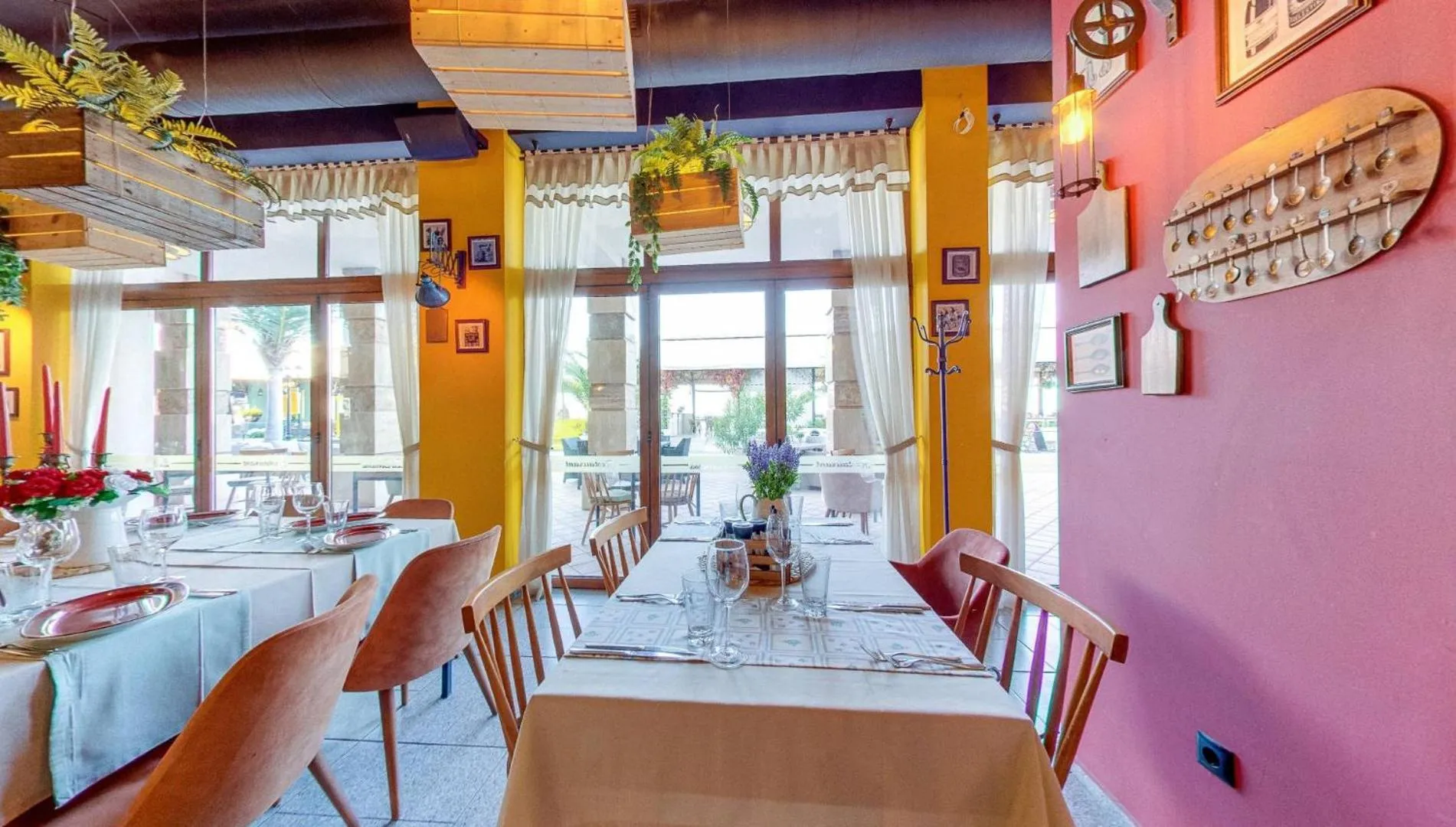 Restaurant/places to eat in Maria Palace Complex