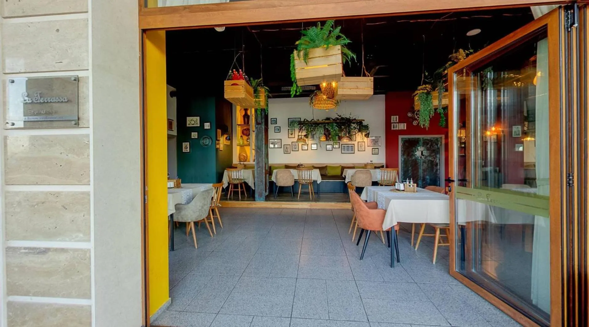 Restaurant/places to eat in Maria Palace Complex