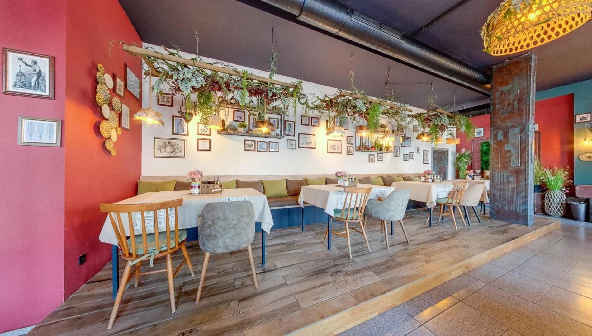 Restaurant/places to eat in Maria Palace Complex