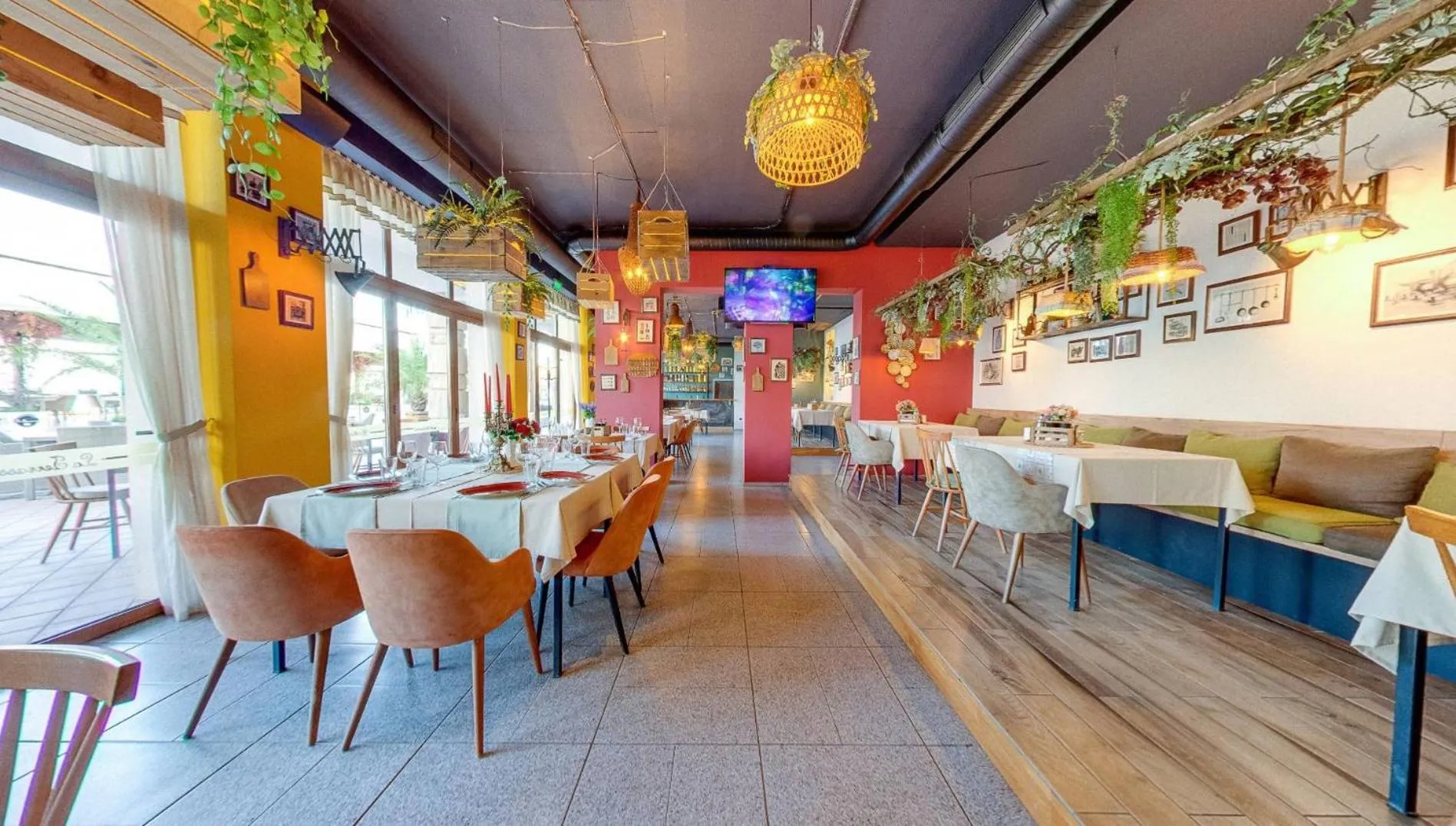 Restaurant/places to eat in Maria Palace Complex