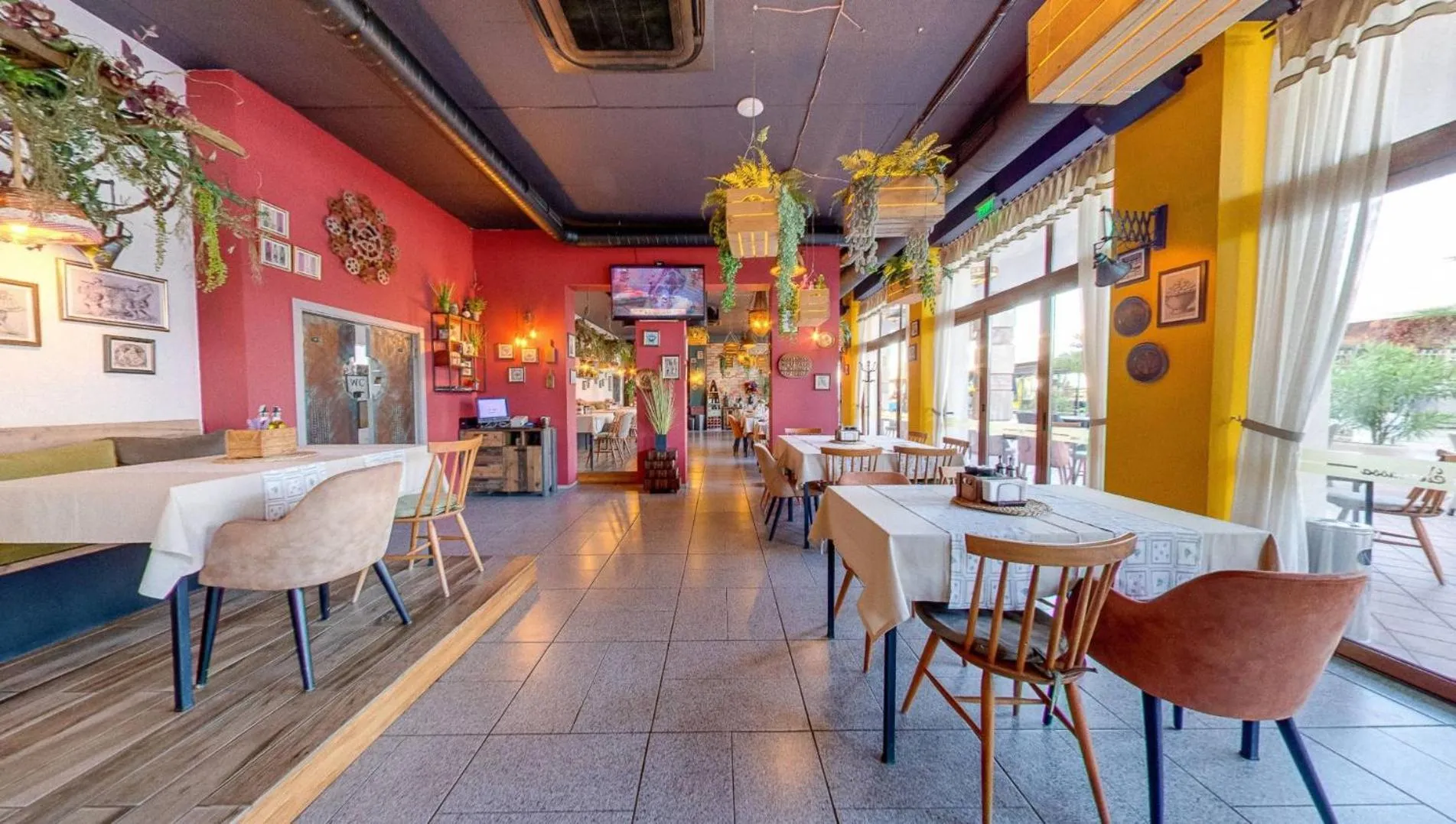 Restaurant/places to eat in Maria Palace Complex