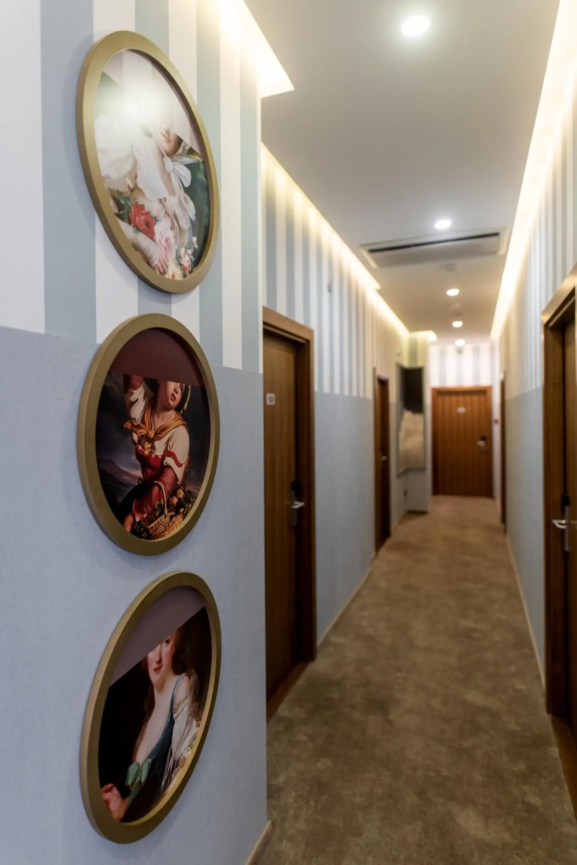 Property building in Maison Royale Property building in Maison Royale