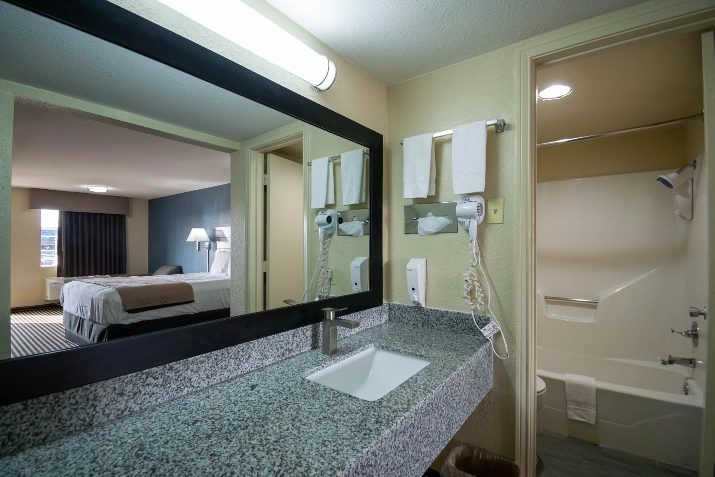 Bathroom, Bed in Countryside Inn