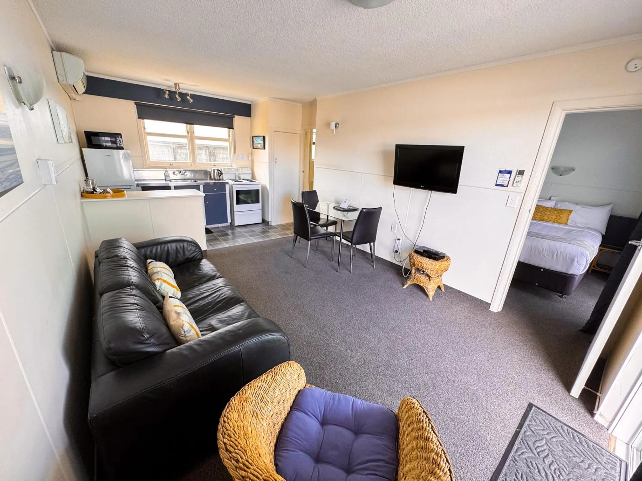 Dining area in Waikanae Beach Motel