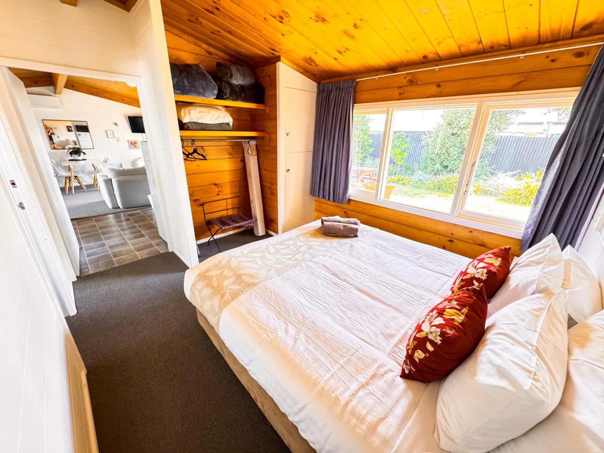 Bed in Waikanae Beach Motel