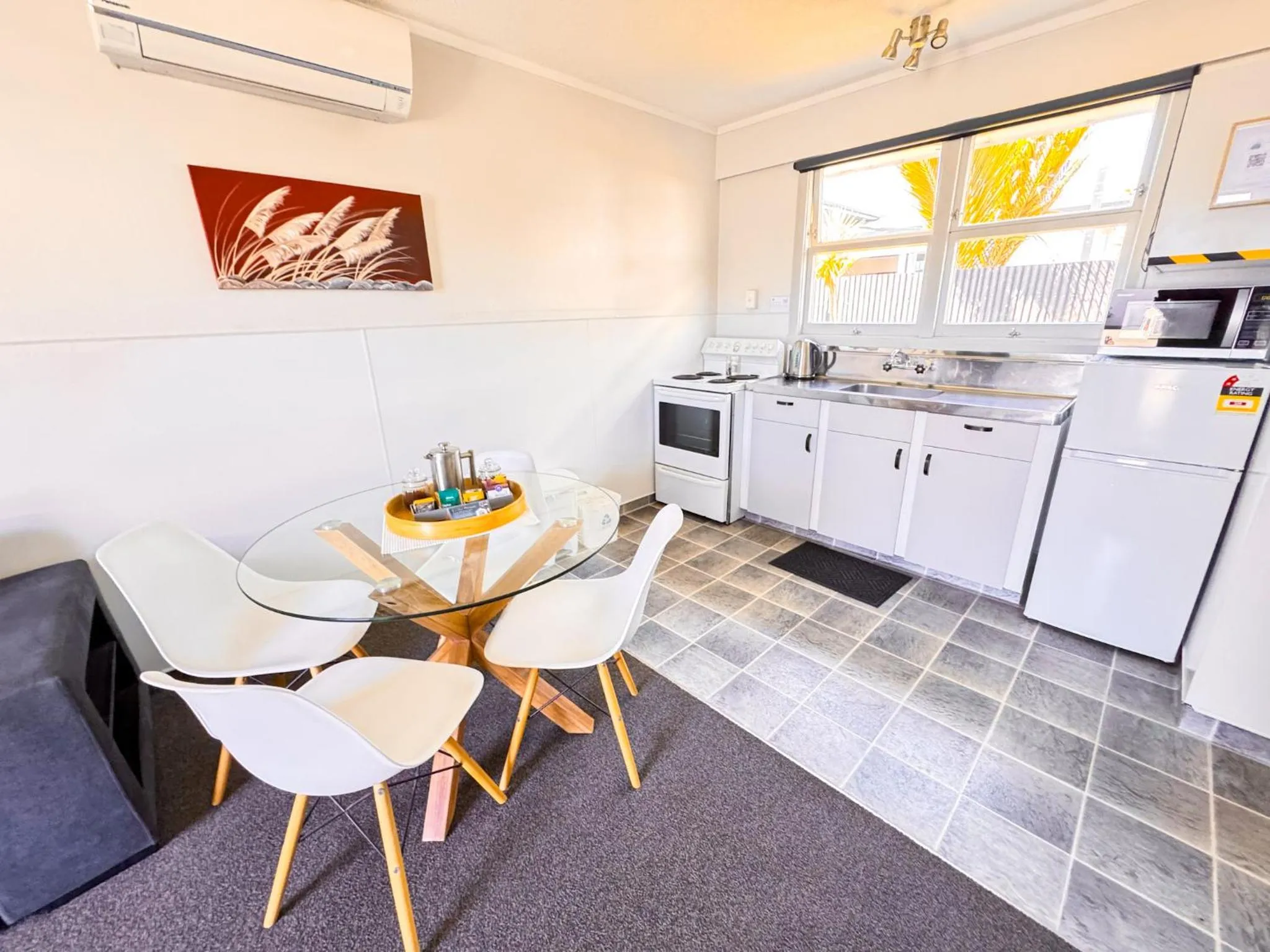 Kitchen or kitchenette in Waikanae Beach Motel