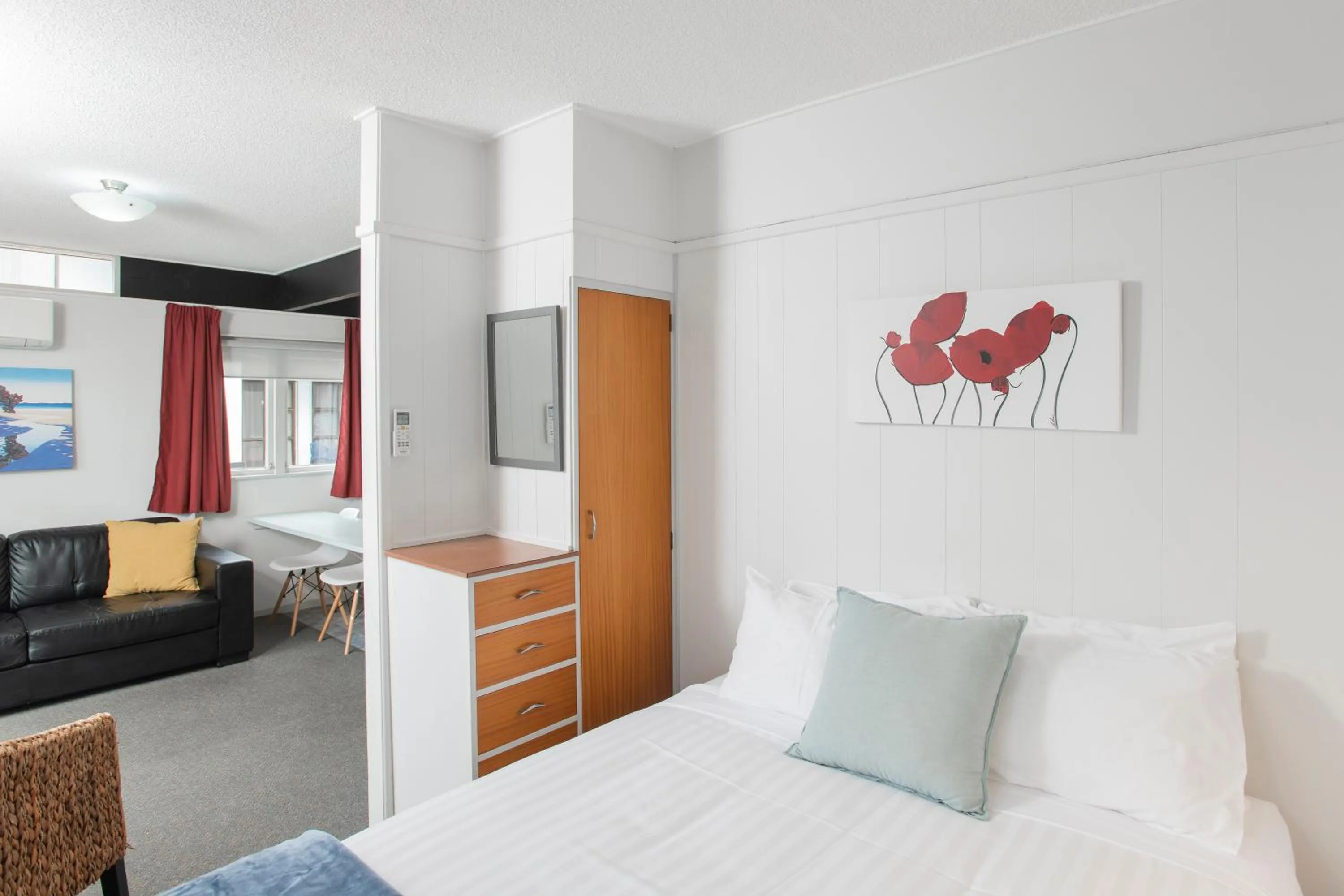 Bed in Waikanae Beach Motel