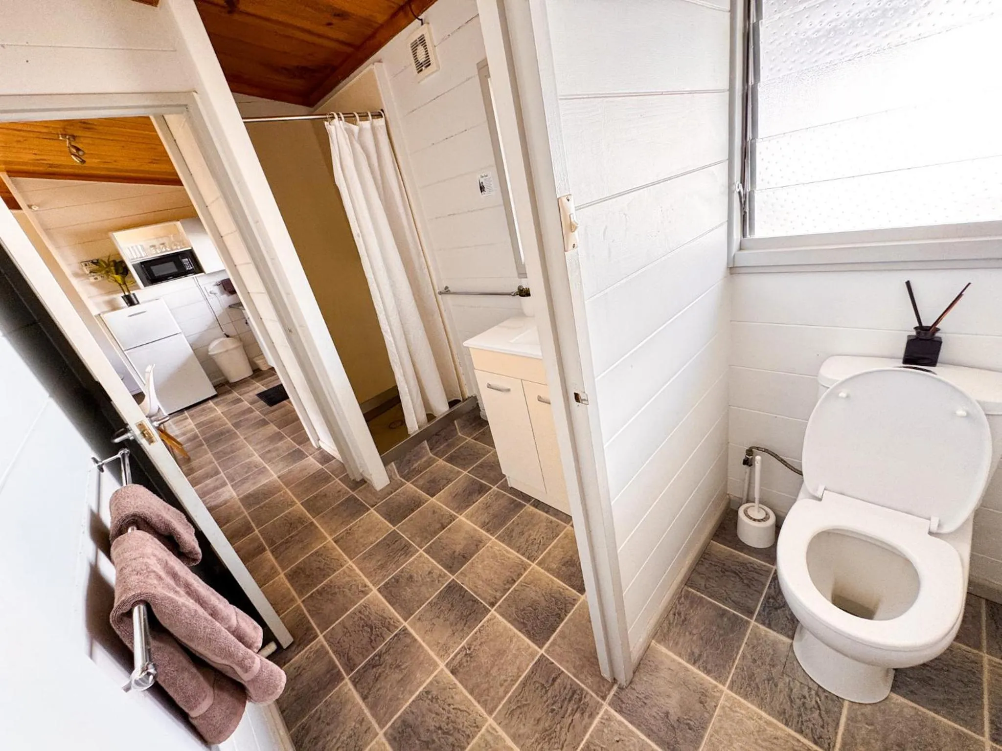 Shower in Waikanae Beach Motel