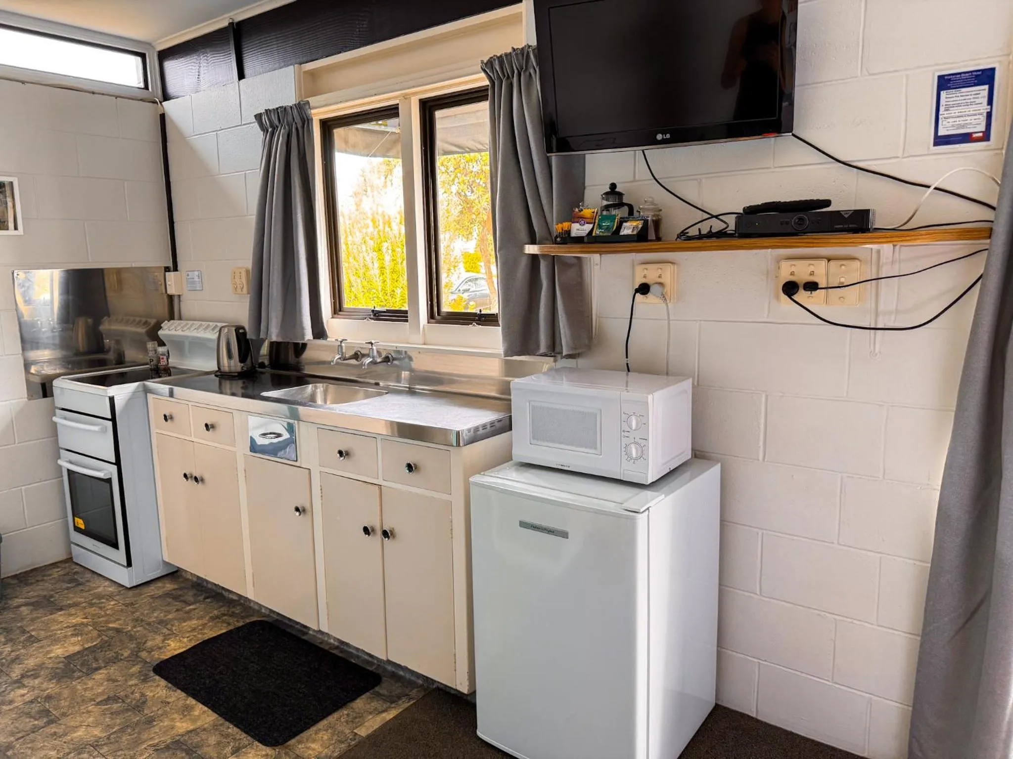 TV and multimedia in Waikanae Beach Motel