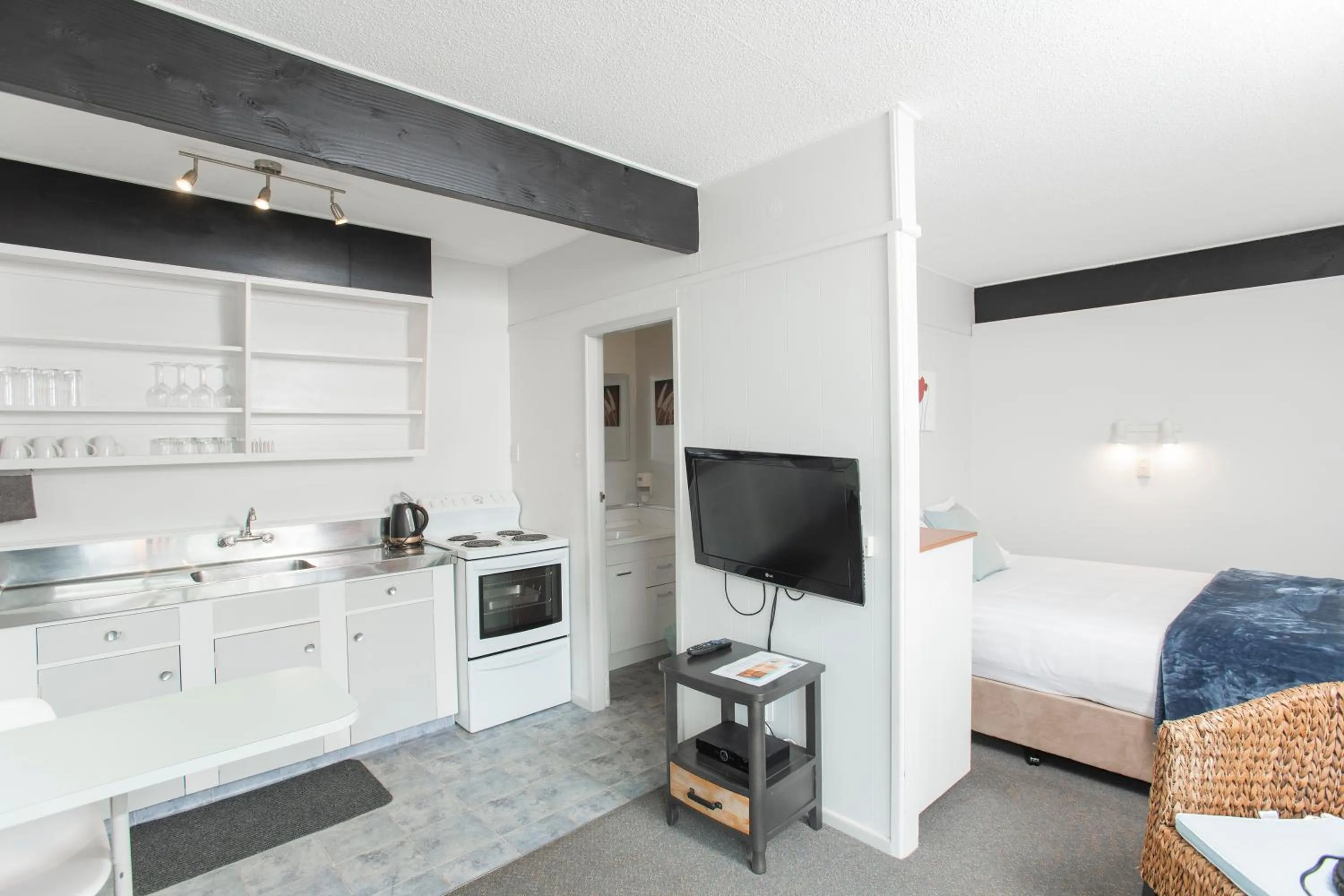 Kitchen or kitchenette, Bed in Waikanae Beach Motel