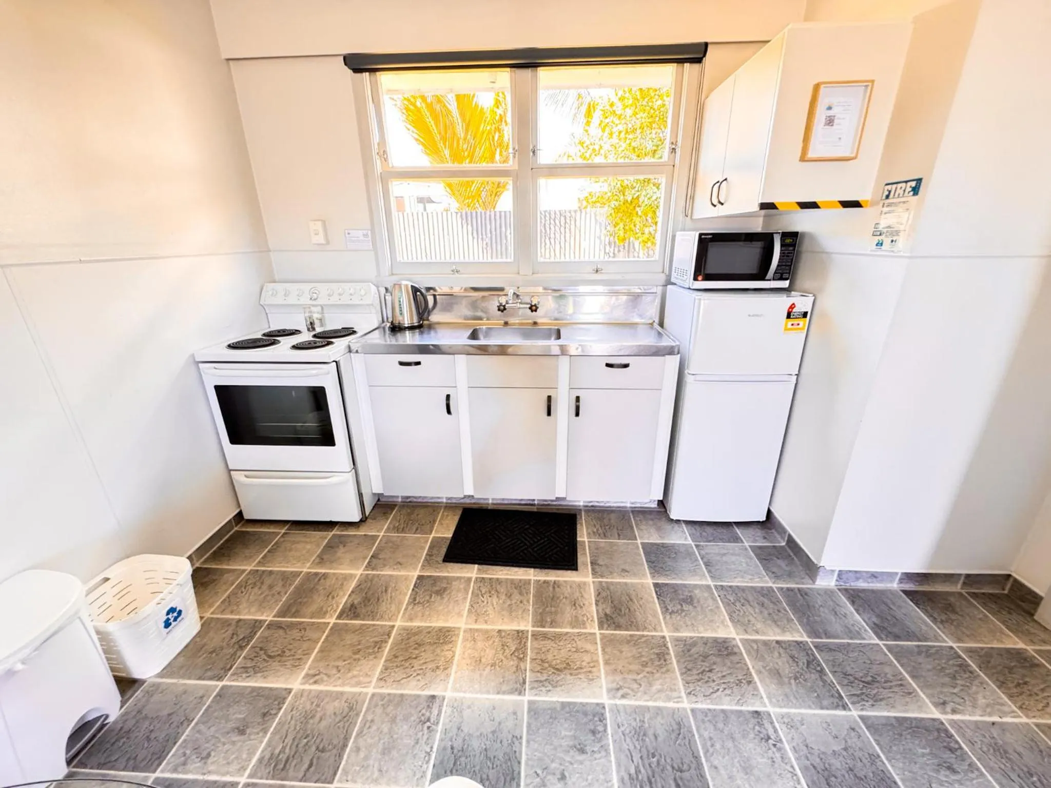 Kitchen or kitchenette in Waikanae Beach Motel