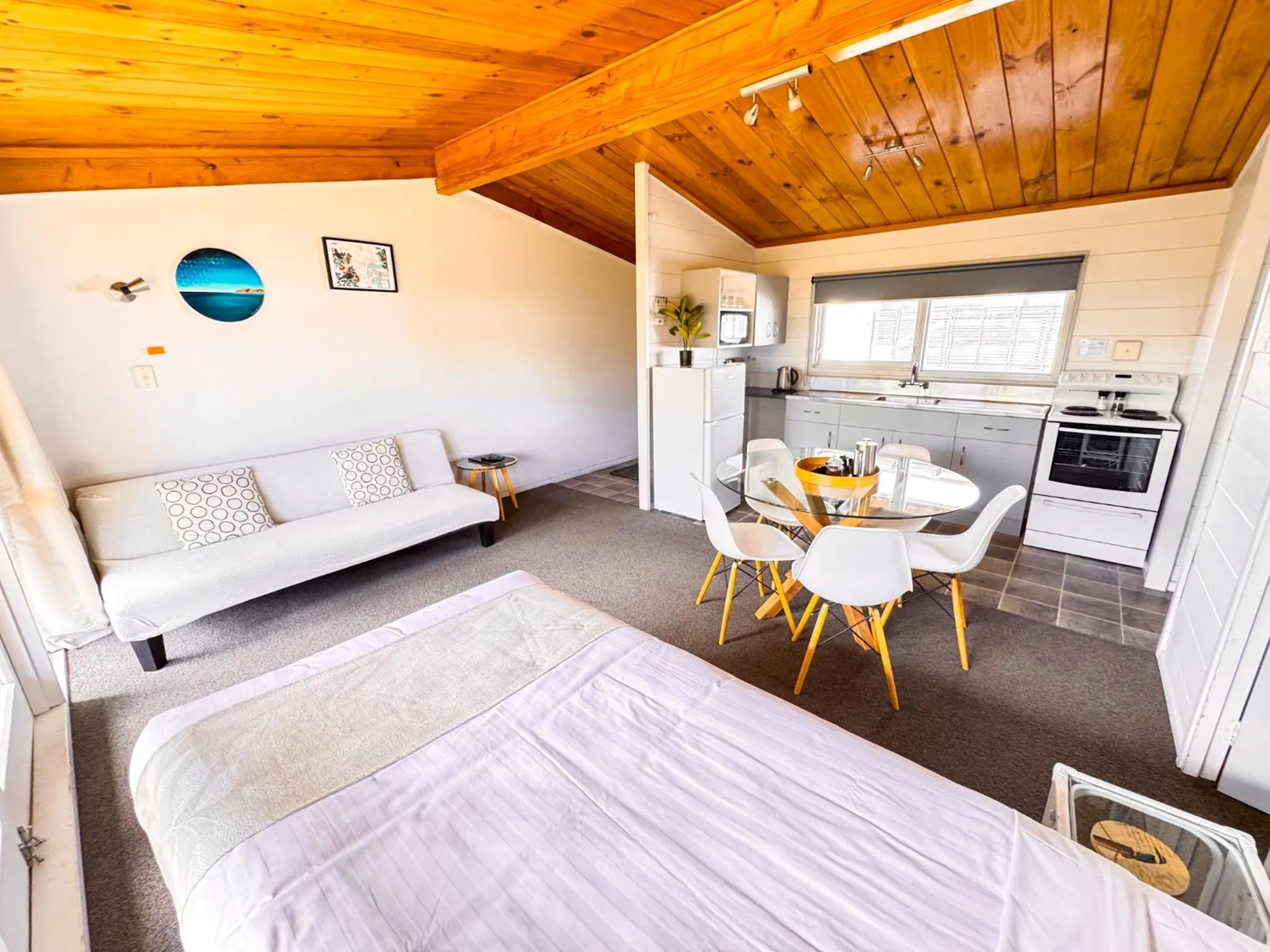 Kitchen or kitchenette, Bed in Waikanae Beach Motel