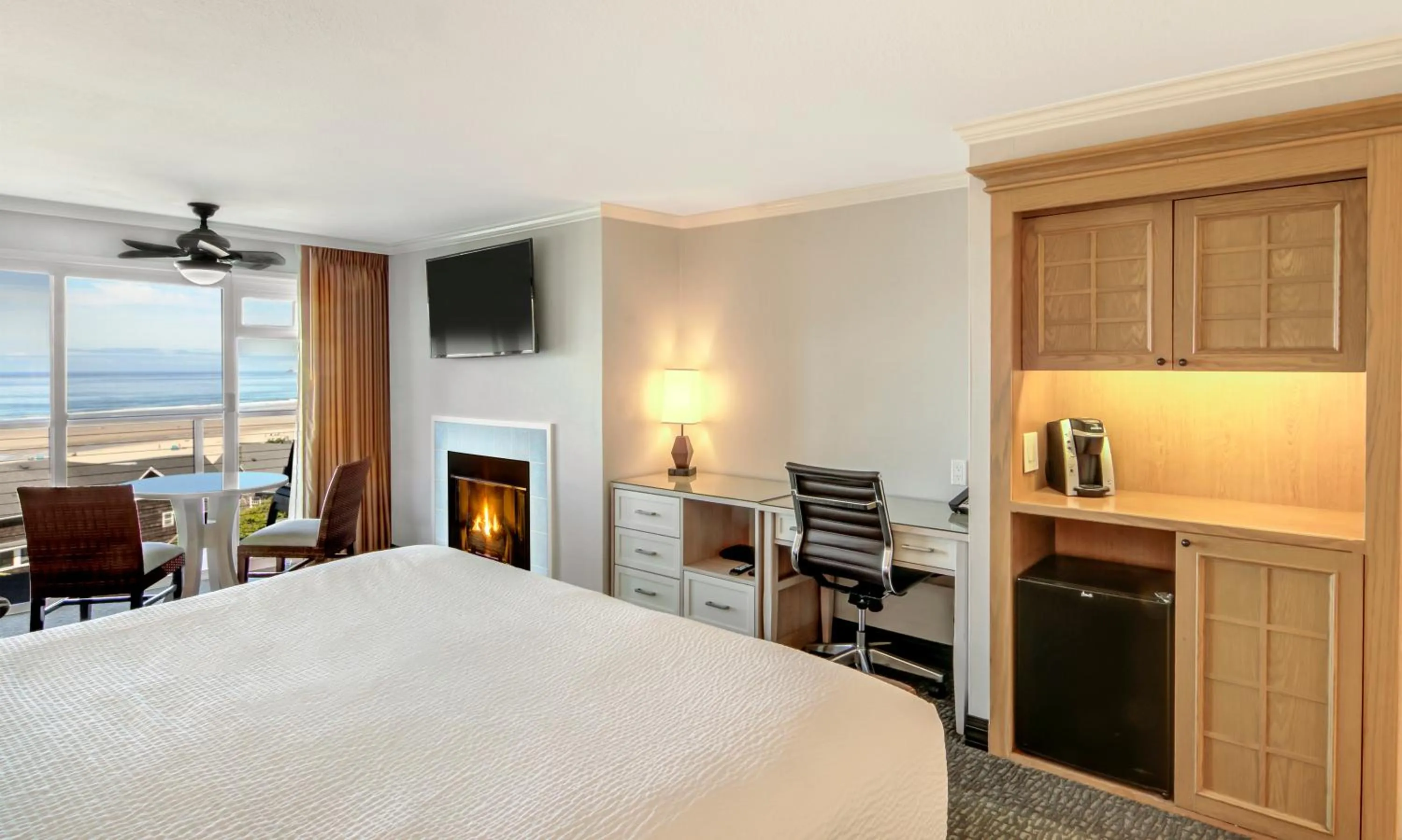 Bed in Hallmark Resort in Cannon Beach