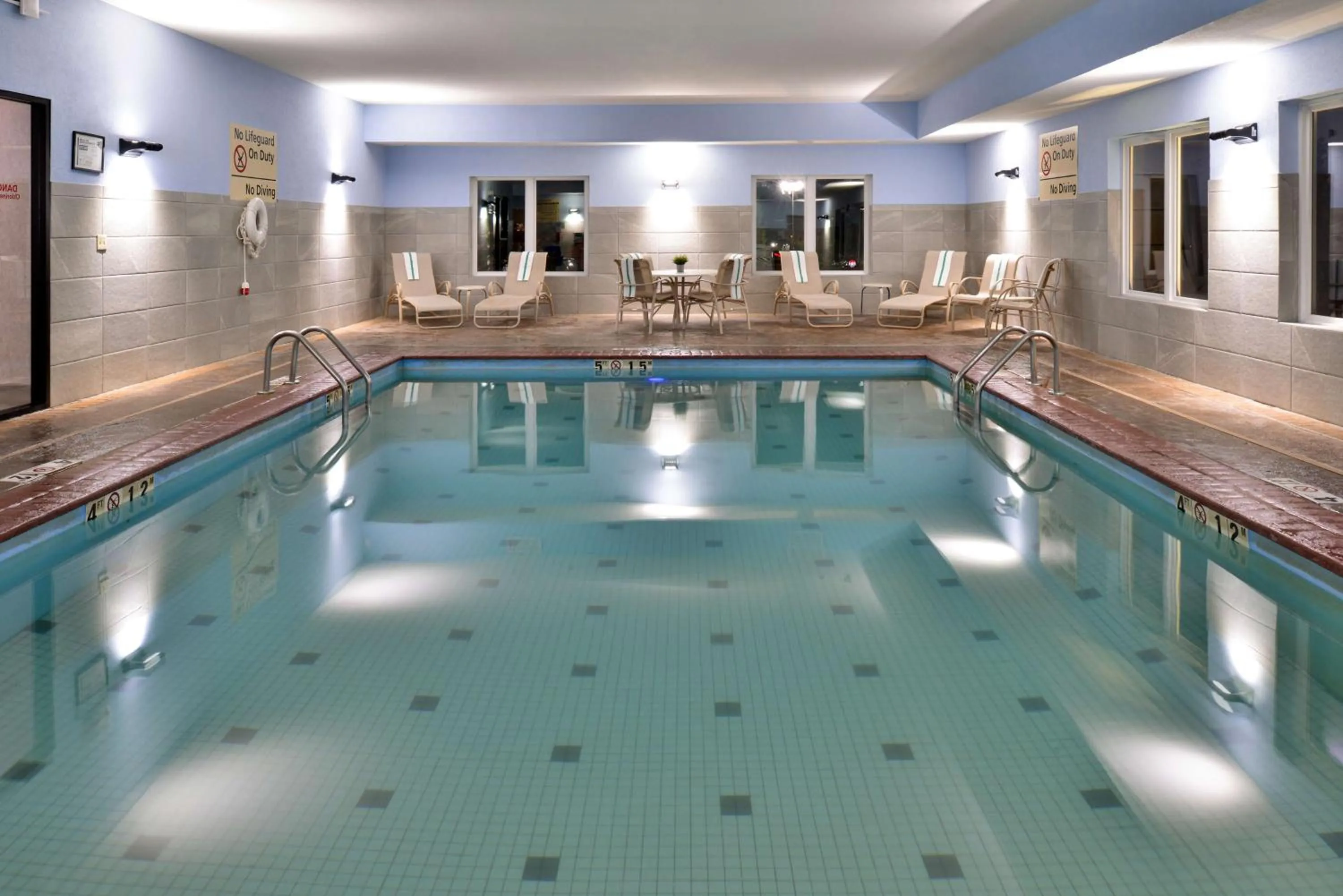 Pool view in Hampton Inn Kansas City Northeast