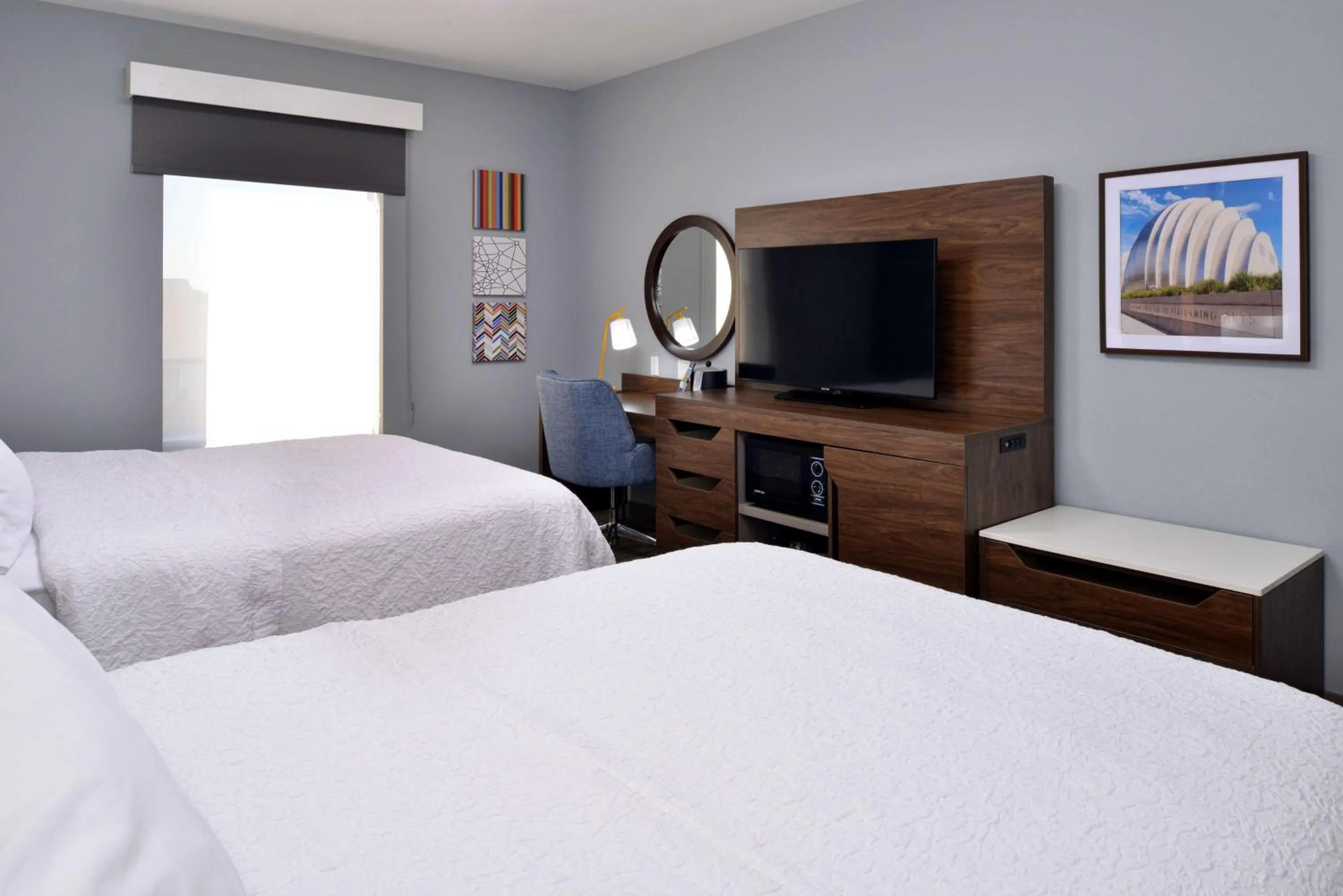 Bed in Hampton Inn Kansas City Northeast