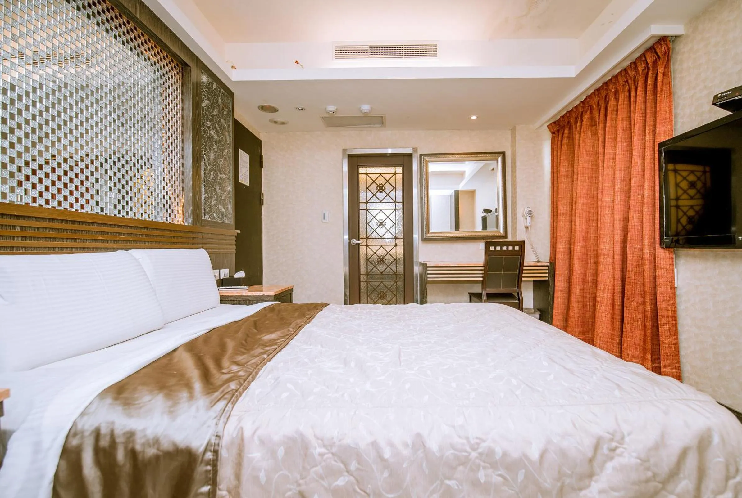 Photo of the whole room, Bed in Guide Hotel Taipei Xinyi