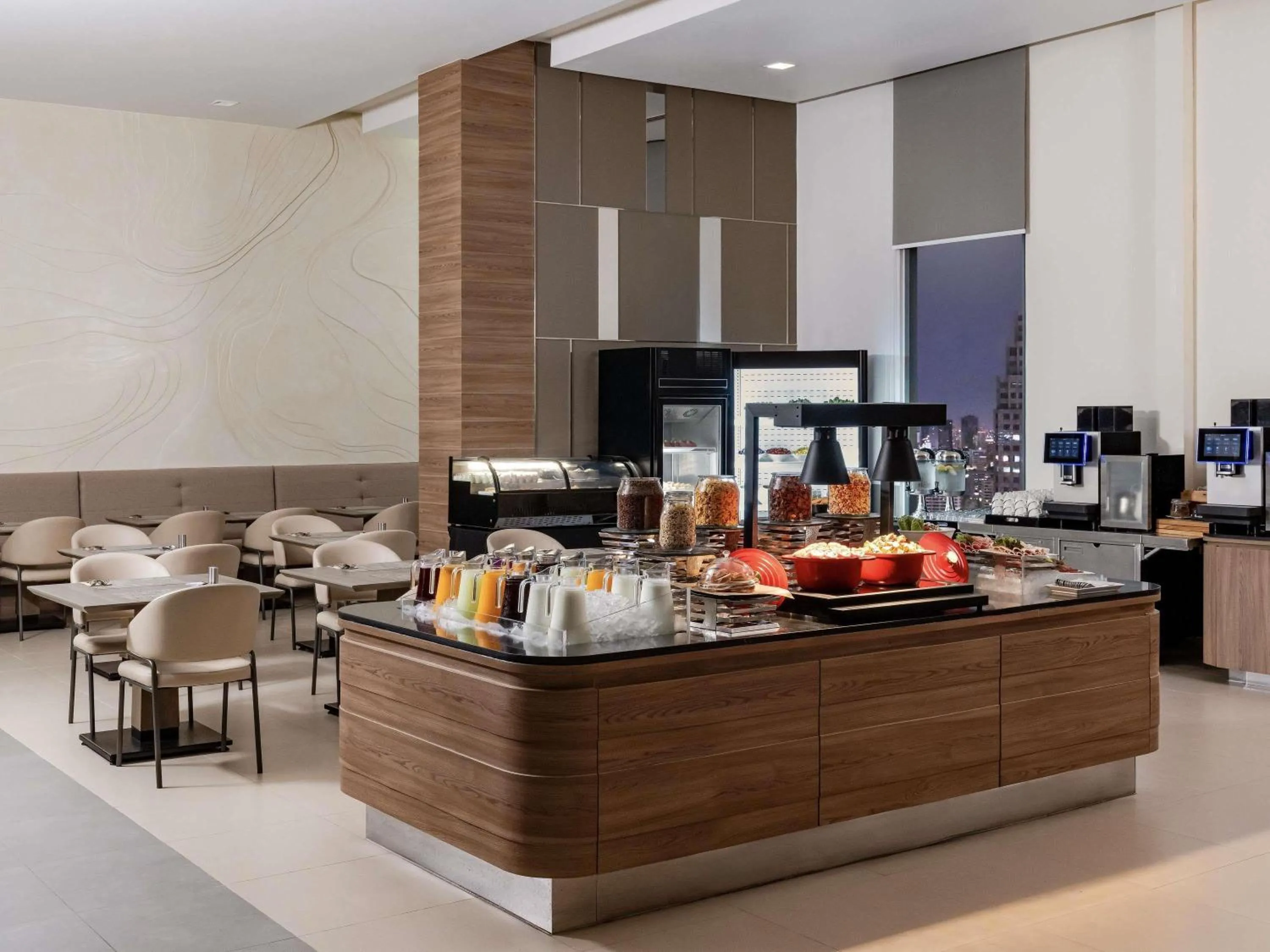 Restaurant/places to eat in Mercure Bangkok Siam