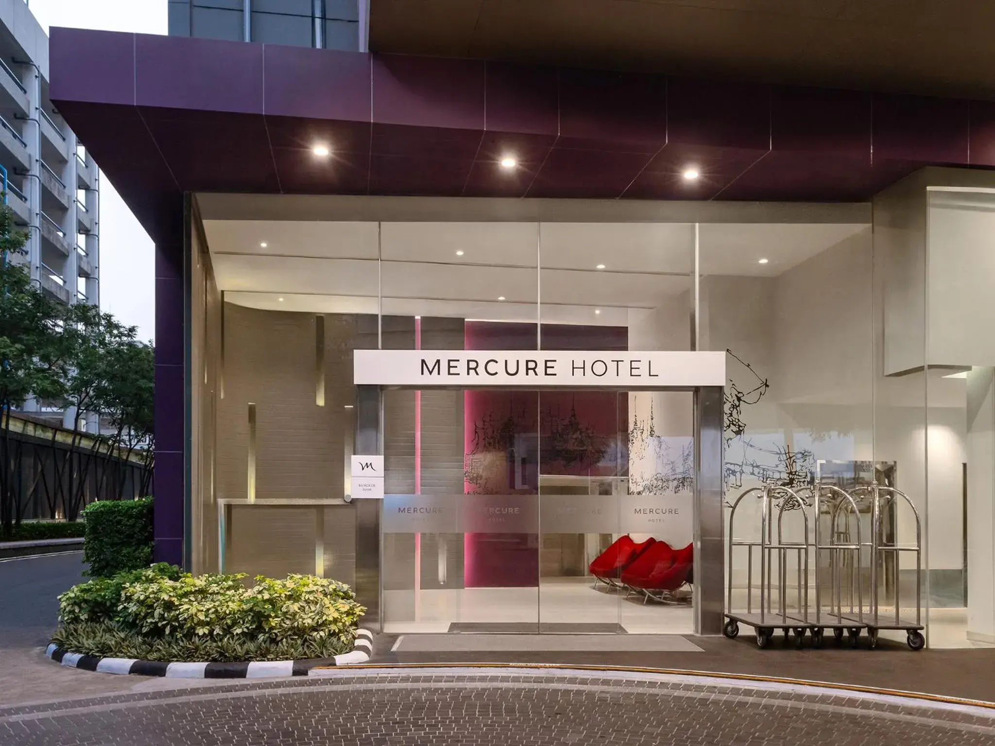 Facade/entrance in Mercure Bangkok Siam Facade/entrance in Mercure Bangkok Siam