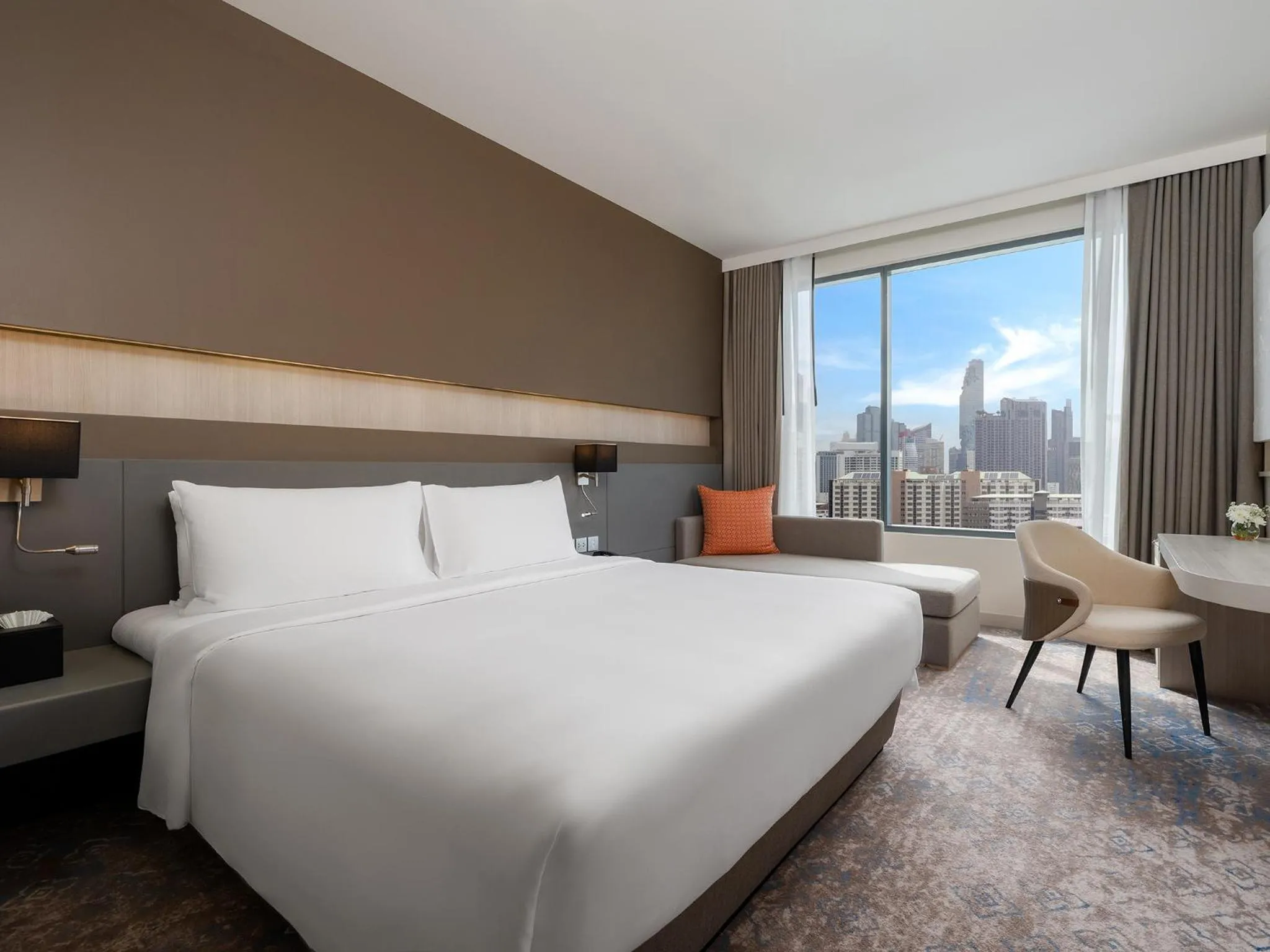 View (from property/room), Bed in Mercure Bangkok Siam
