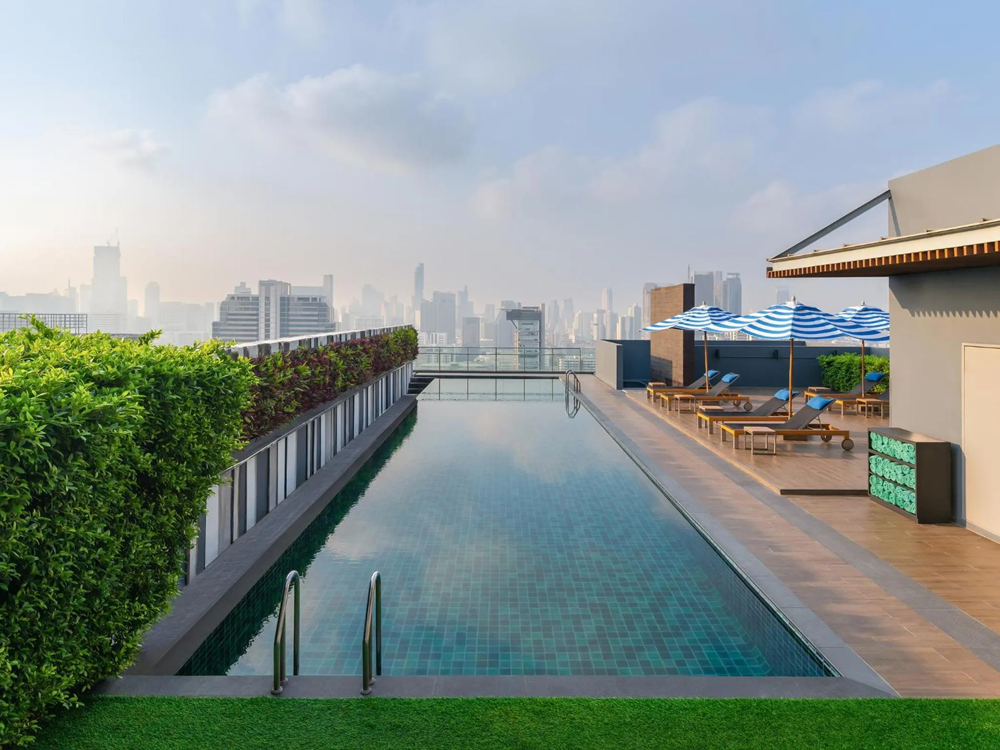 Swimming pool in Mercure Bangkok Siam