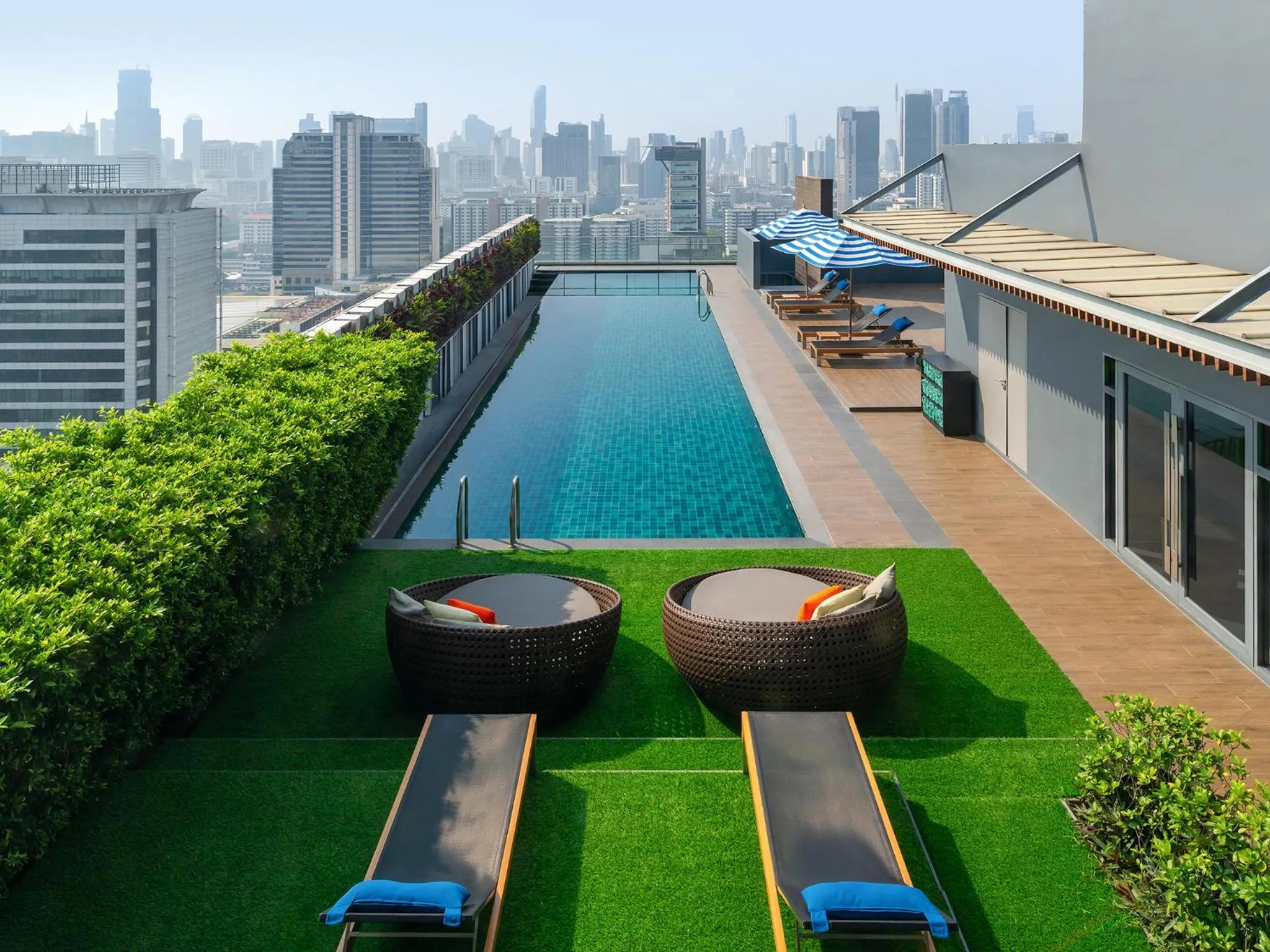 Swimming pool in Mercure Bangkok Siam