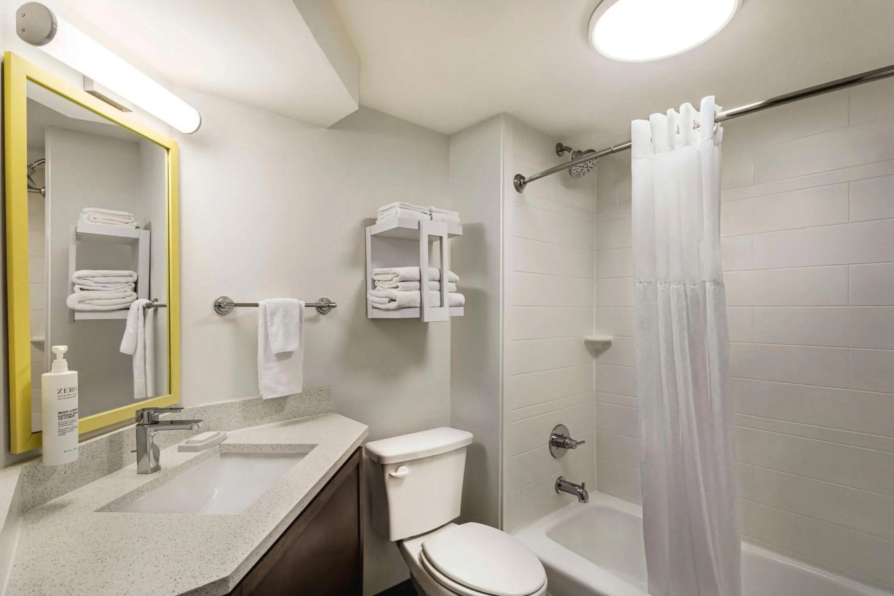 Bathroom in Hampton Inn Kansas City - Airport