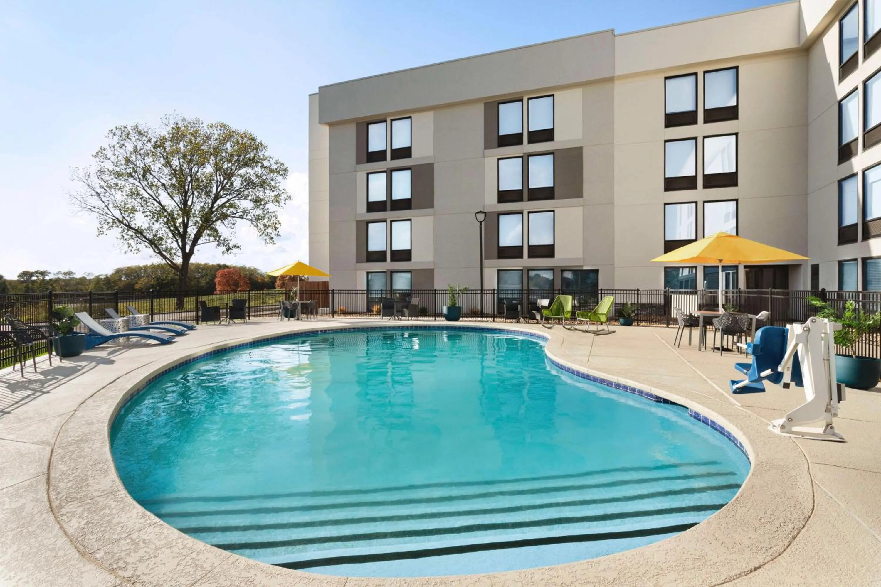 Pool view in Hampton Inn Kansas City - Airport