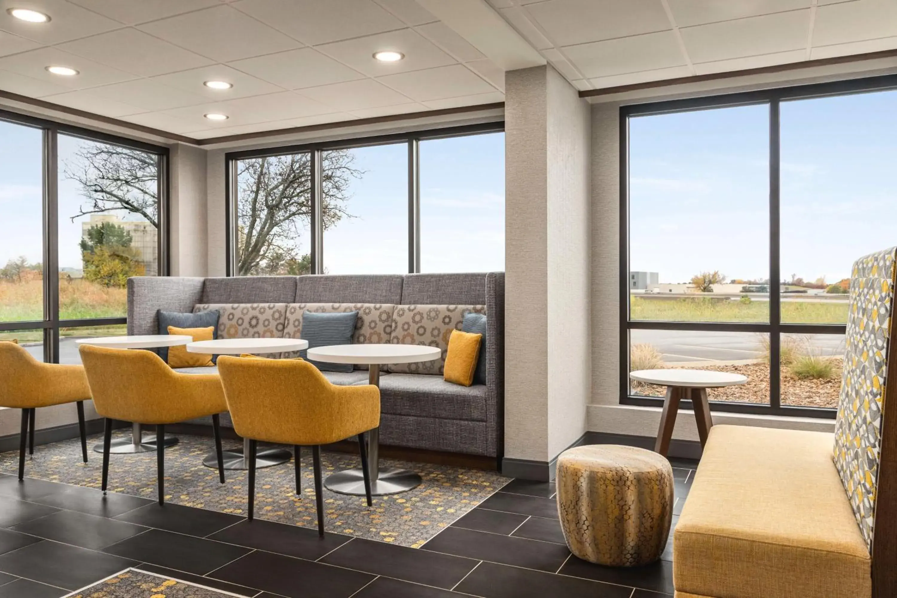 Lobby or reception in Hampton Inn Kansas City - Airport Lobby or reception in Hampton Inn Kansas City - Airport