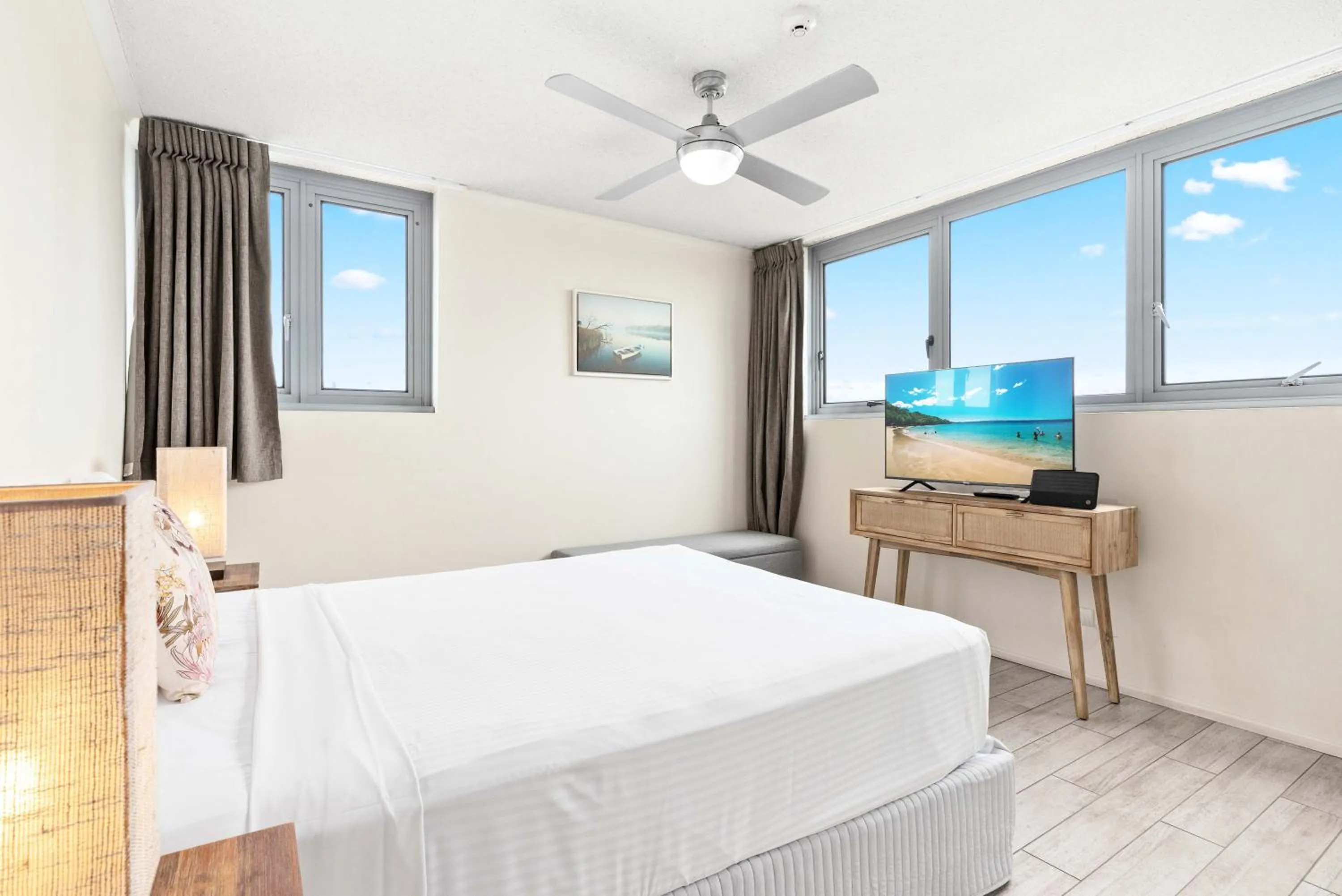 Bedroom, Bed in Northwind Beachfront Apartments