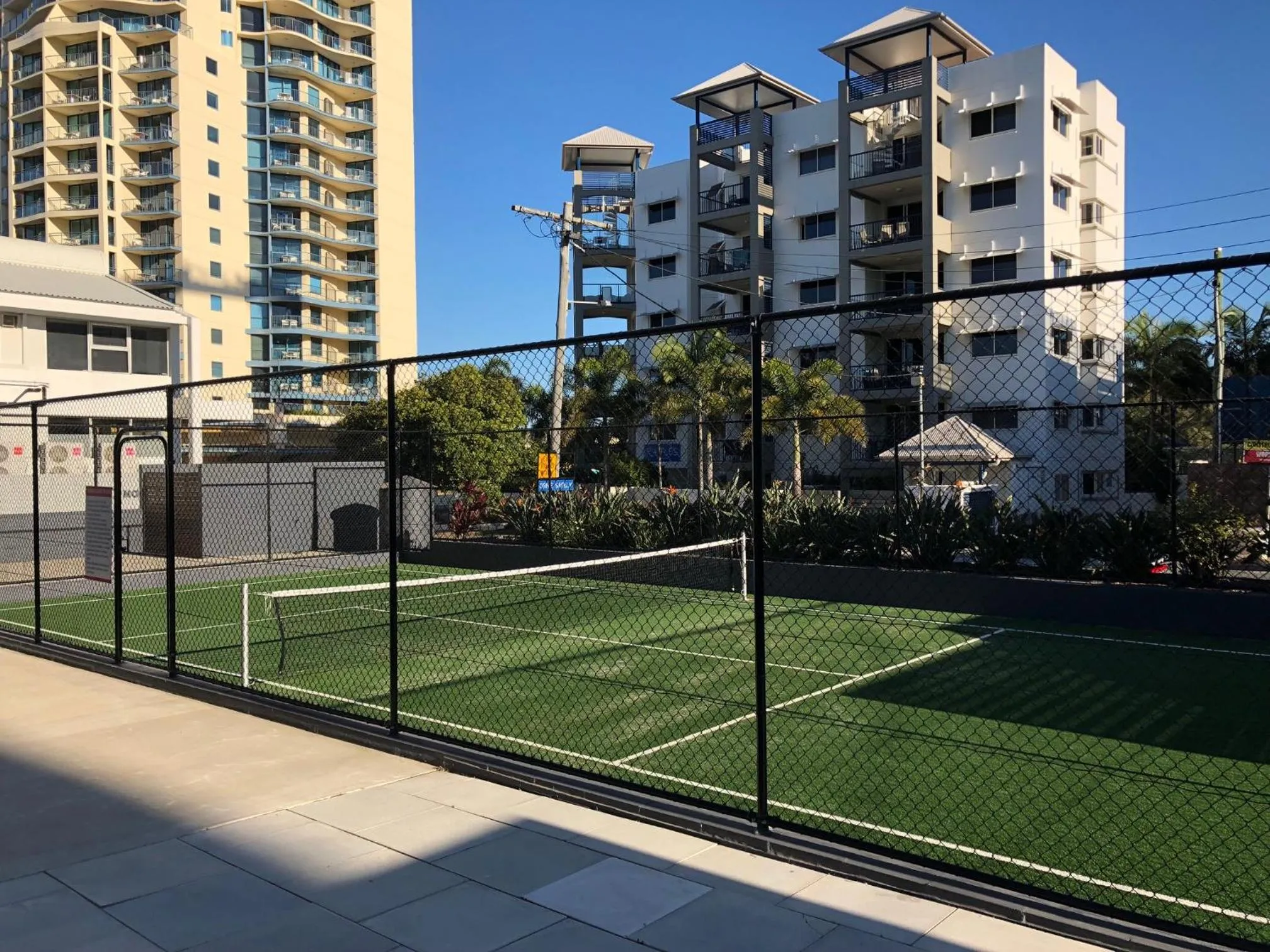 Tennis court in Northwind Beachfront Apartments