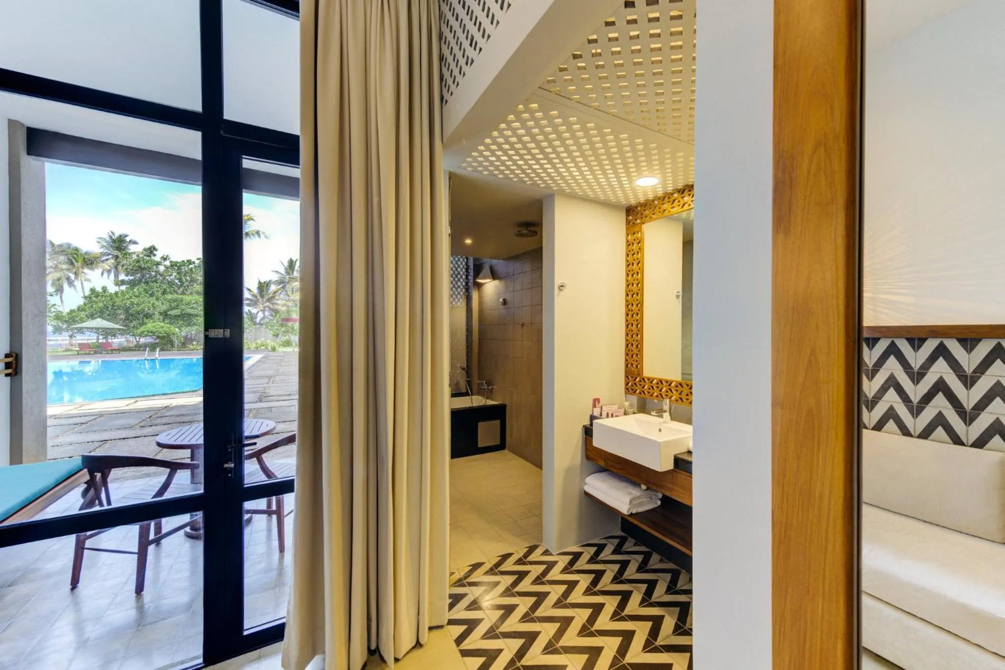 Bathroom, Bed in Cinnamon Bey Beruwala