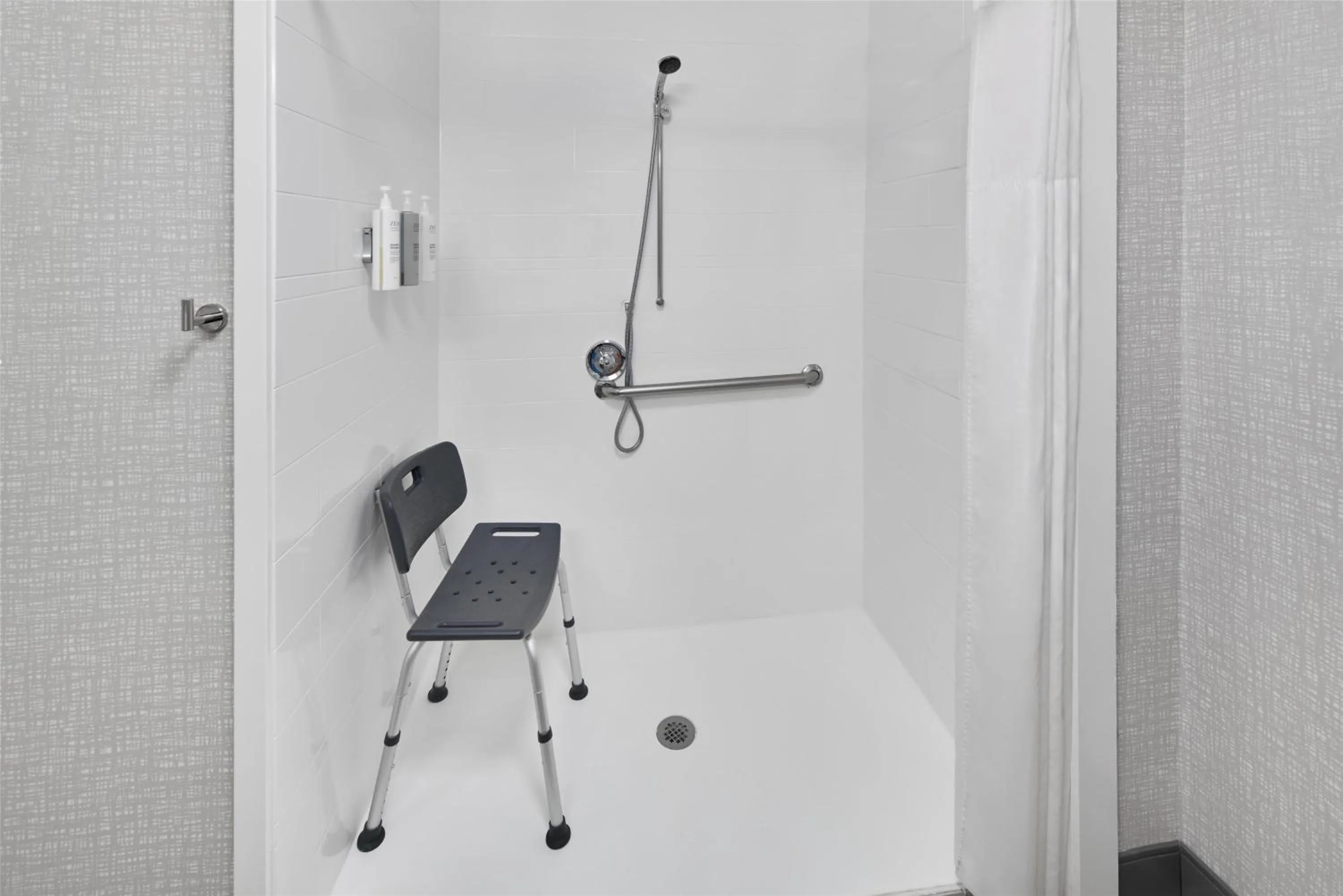 Bathroom in Hampton Inn Kansas City The Legends