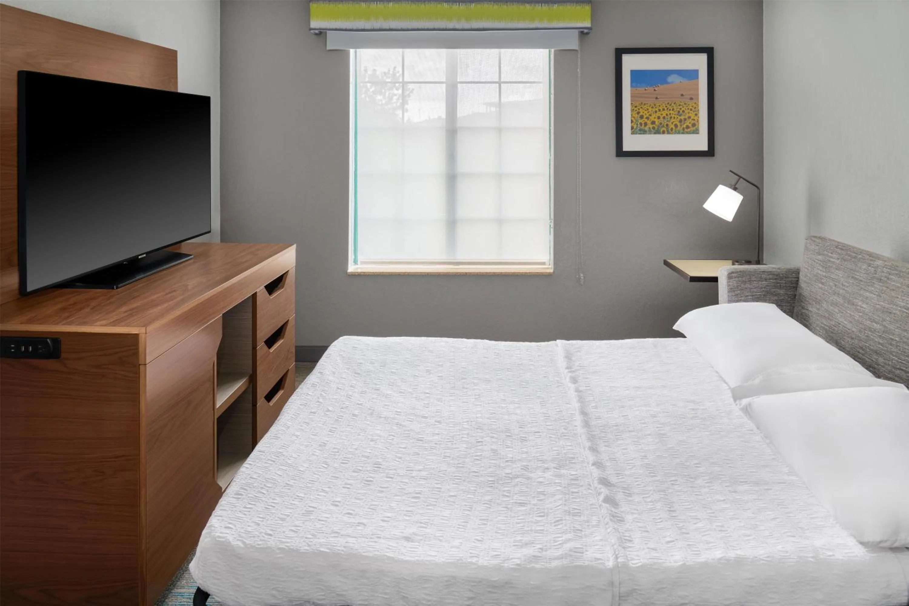 Living room, Bed in Hampton Inn Kansas City The Legends