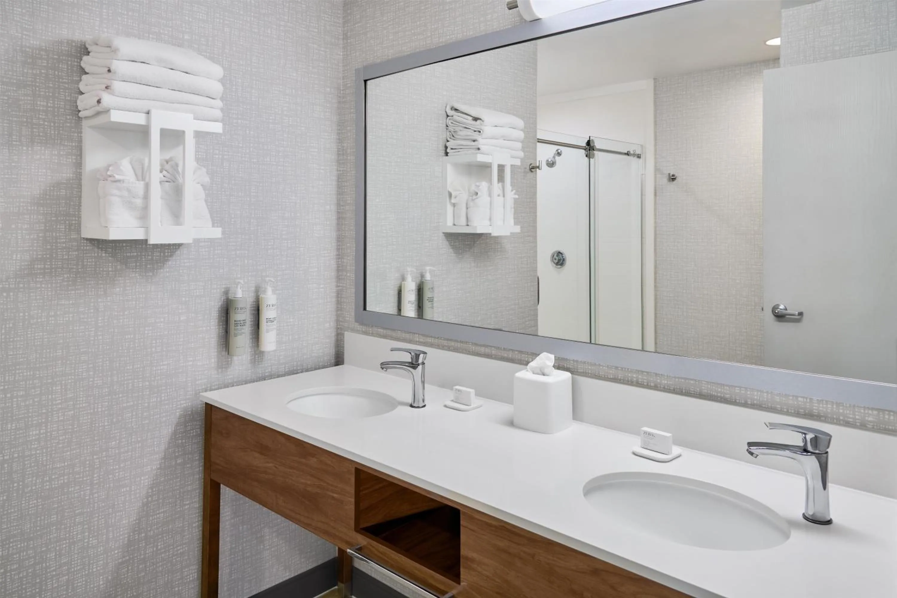 Bathroom in Hampton Inn Kansas City The Legends